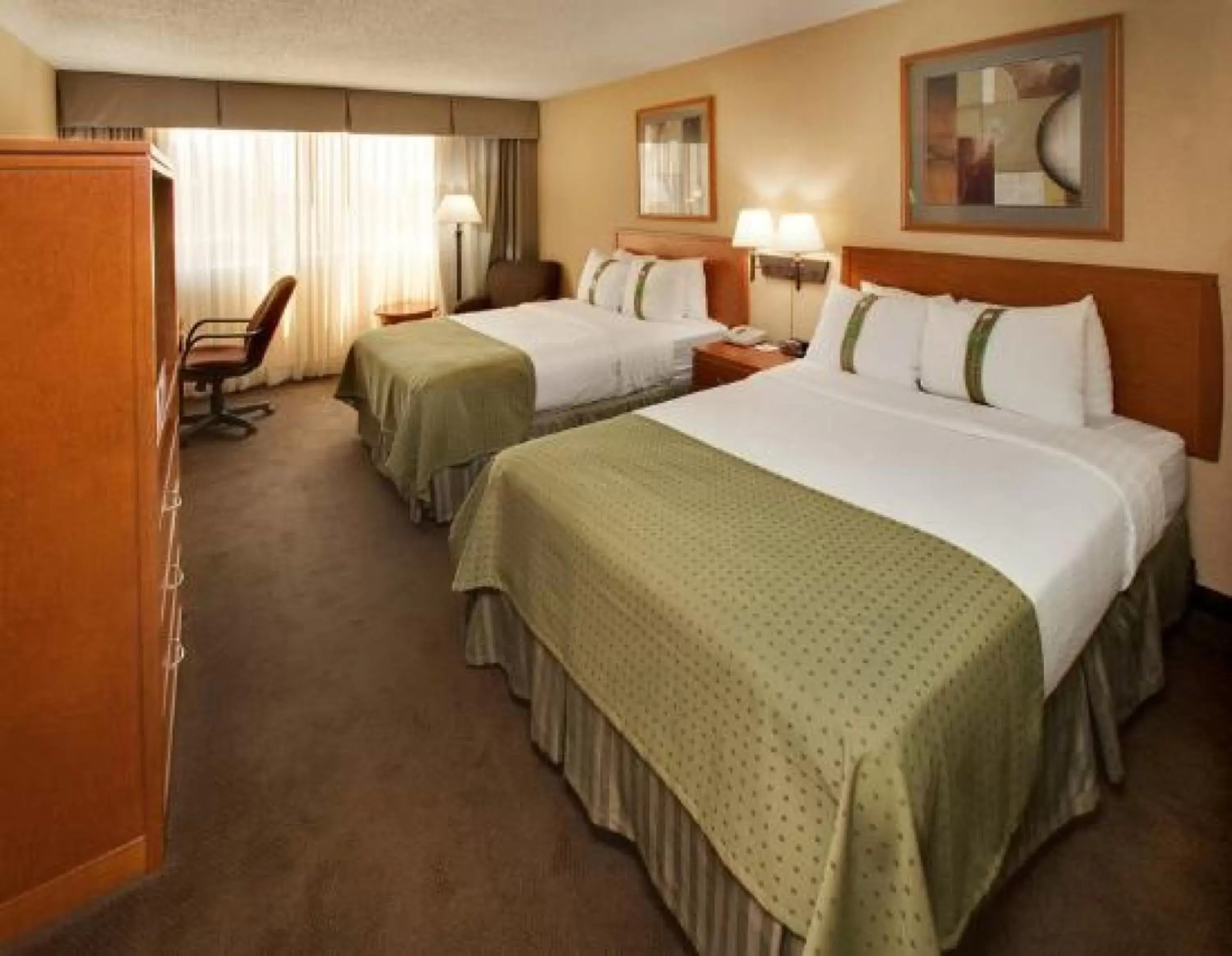 Photo of the whole room, Bed in Holiday Inn Des Moines-Downtown-Mercy Campus, an IHG Hotel