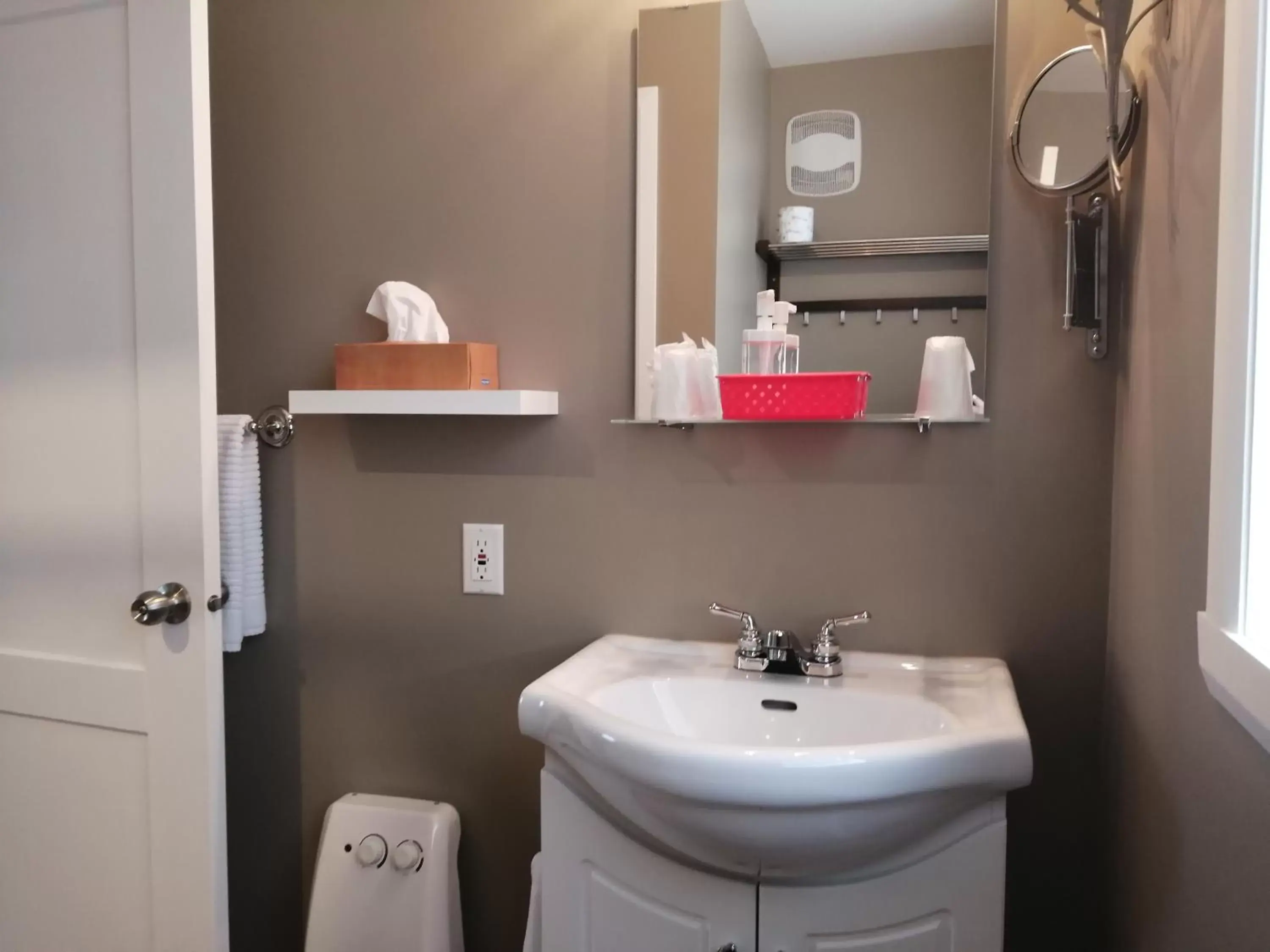 Bathroom in Gîte Shoreline de la Terre à la Mer