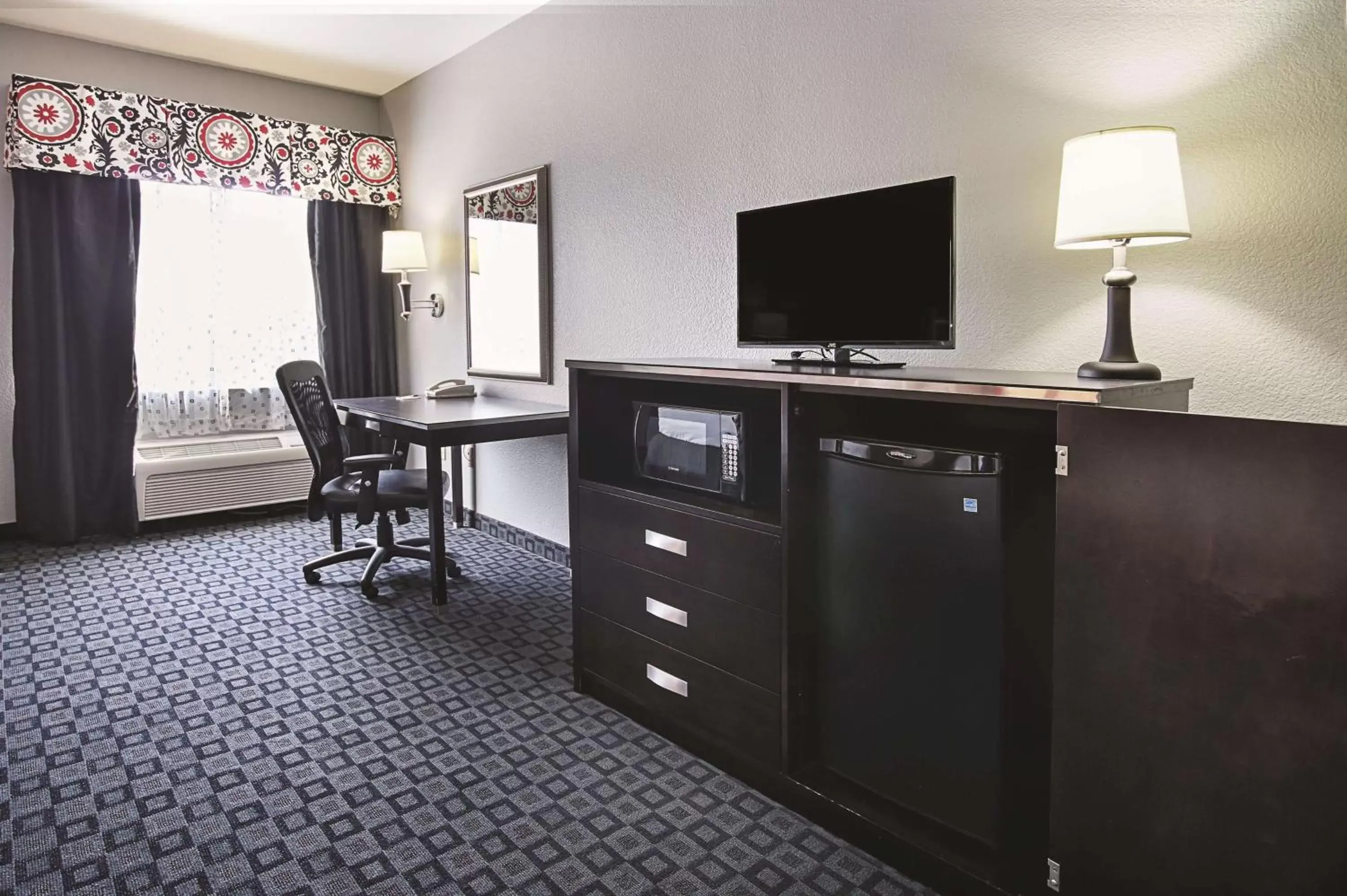 Communal lounge/ TV room, TV/Entertainment Center in La Quinta Inn & Suites by Wyndham South Dallas - Hutchins