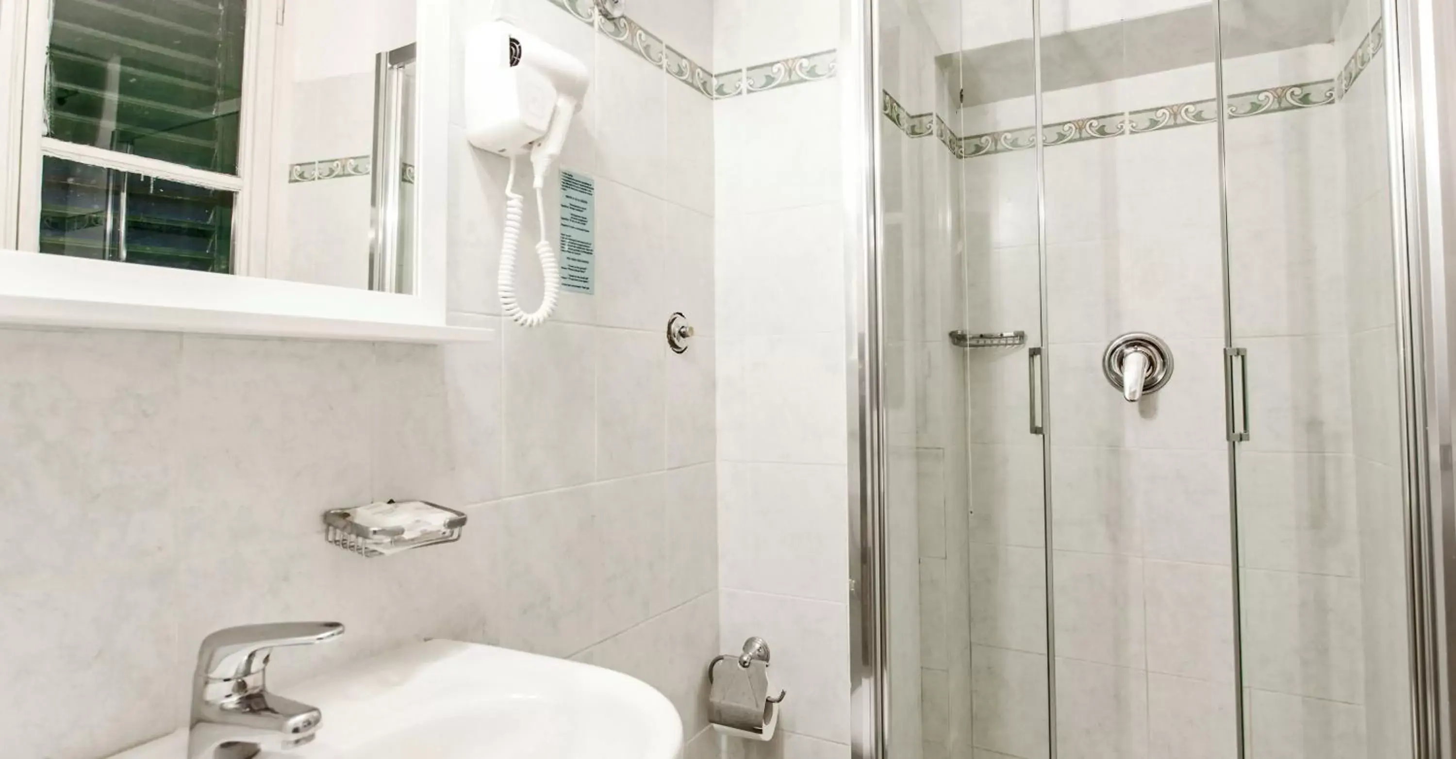 Shower, Bathroom in Hotel St. James