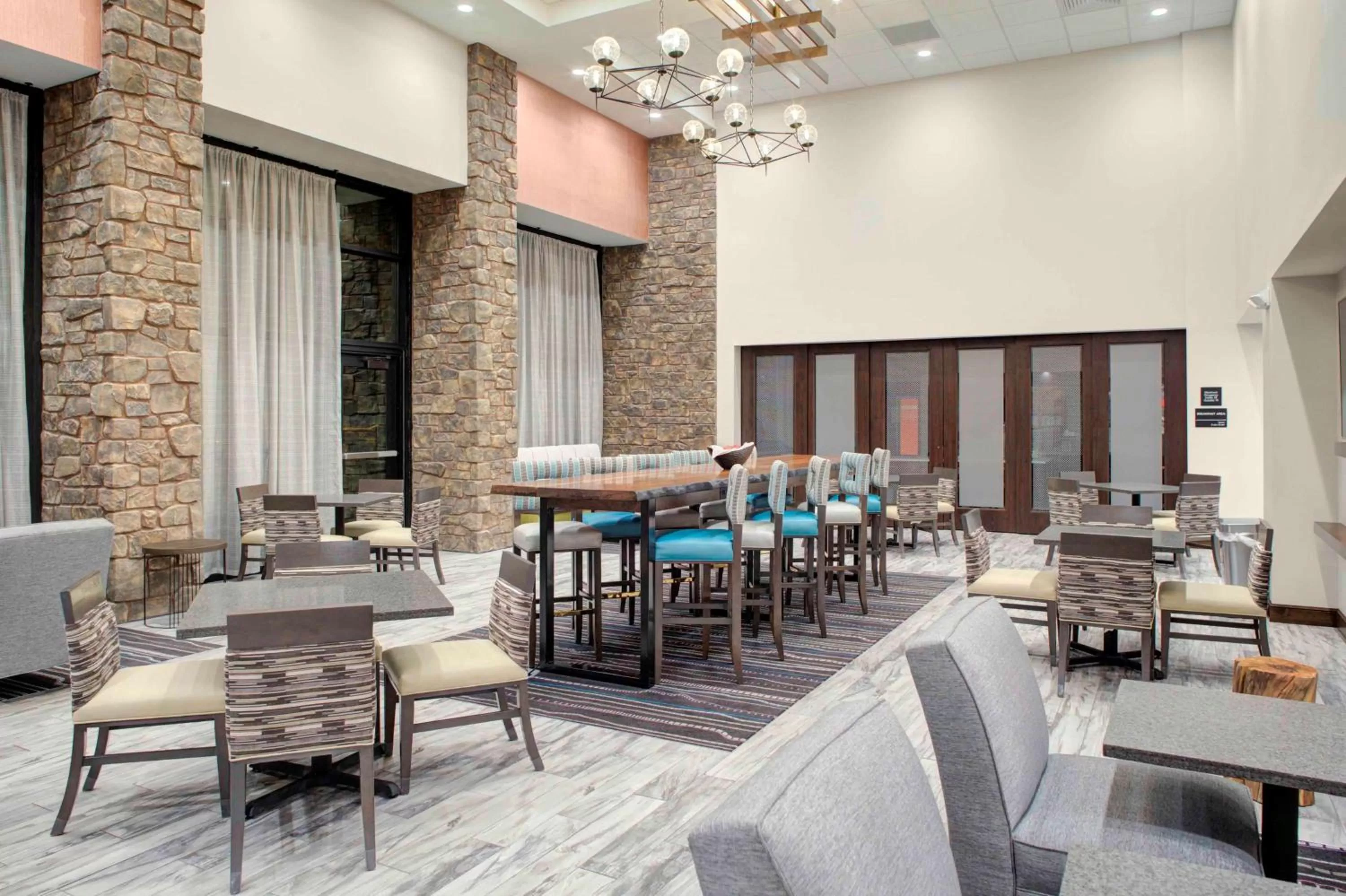 Dining area in Hampton Inn Suites Flagstaff East