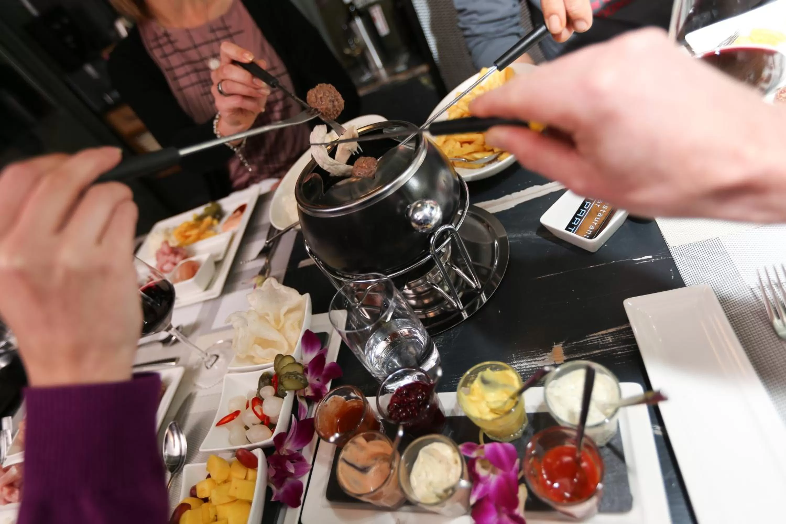 Restaurant/places to eat in HOTEL APART - Welcoming l Urban Feel l Design