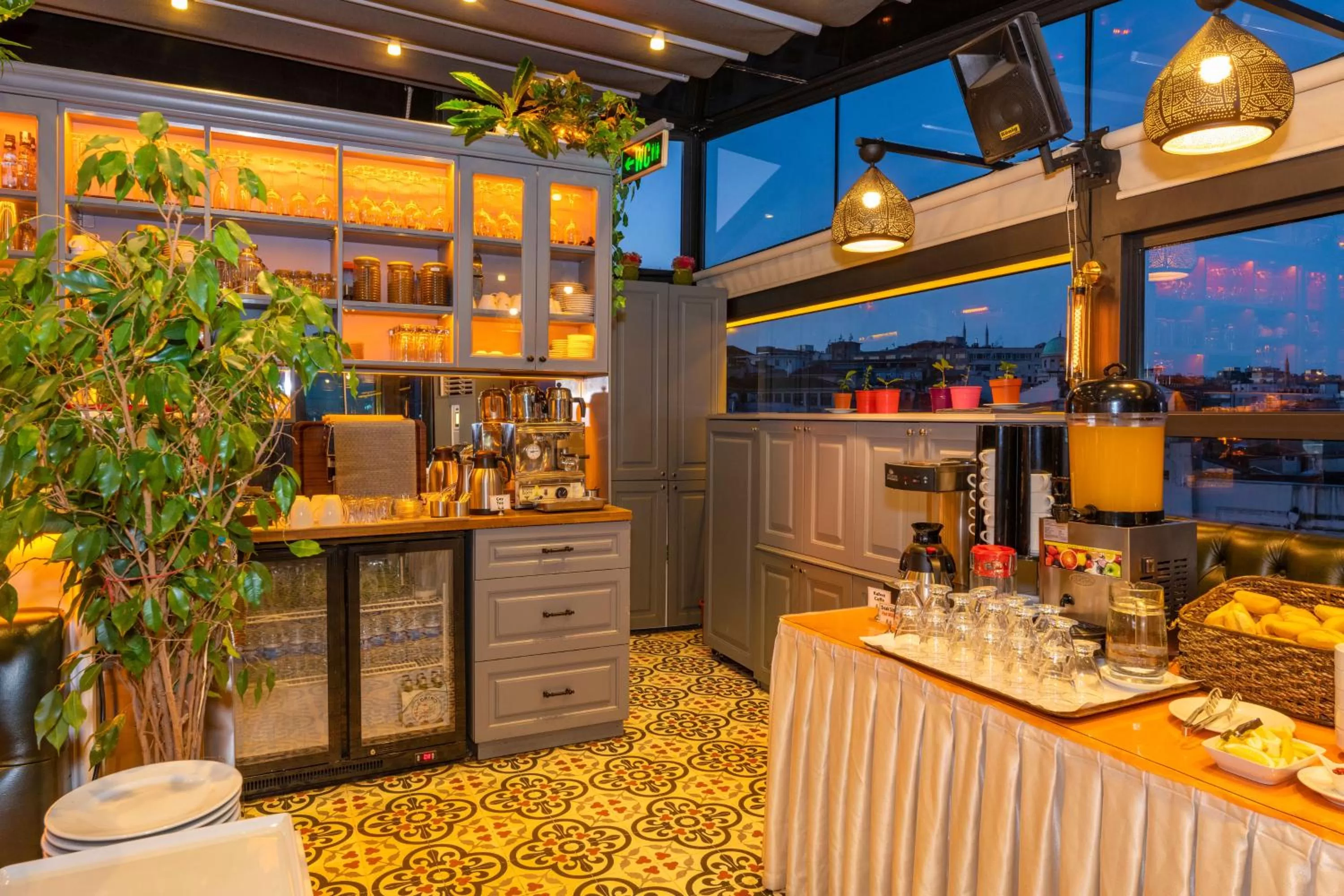 Nightclub / DJ in Alpek Hotel