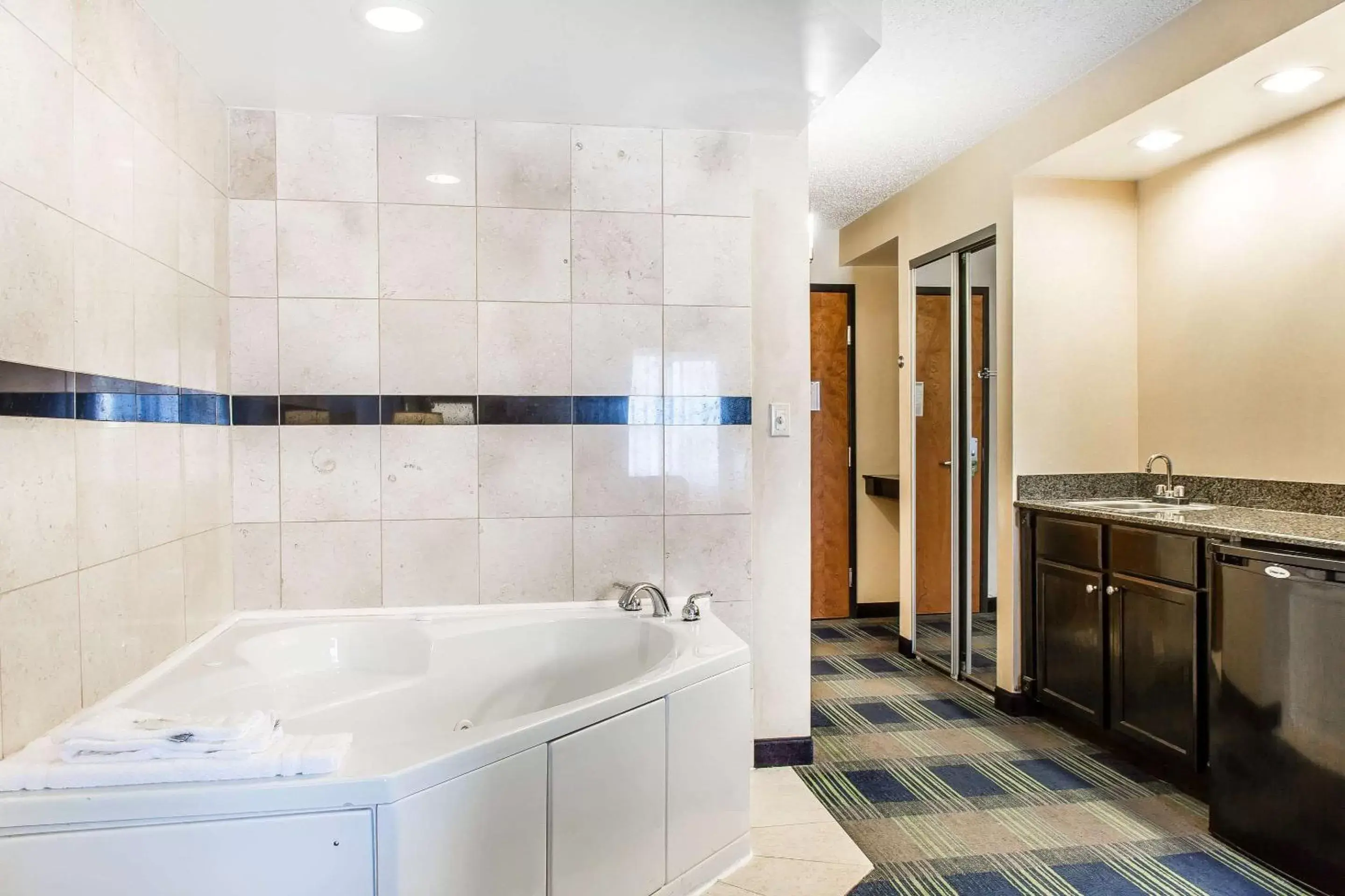 Photo of the whole room, Bathroom in Comfort Inn & Suites