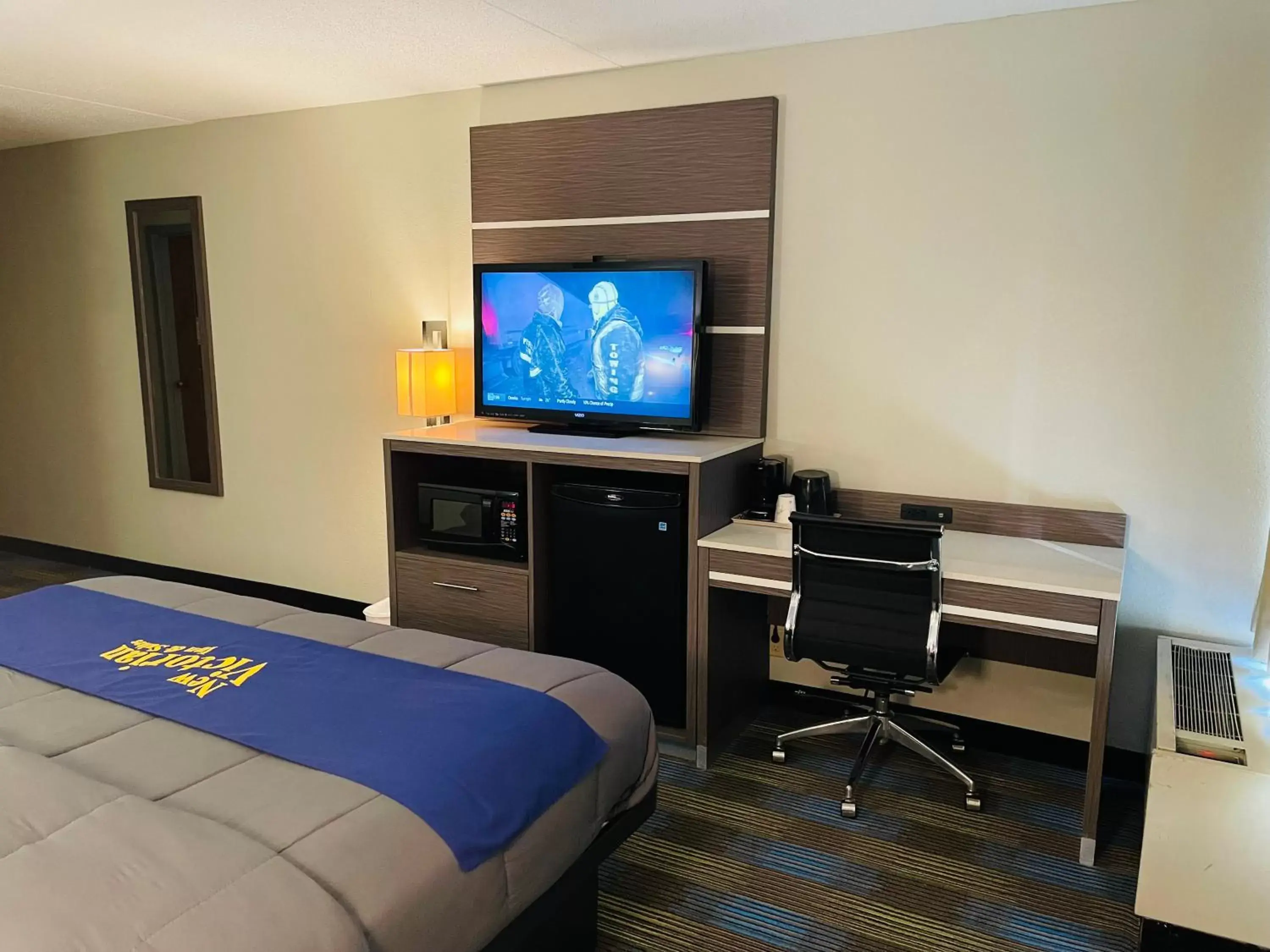 TV and multimedia, Bed in New Victorian Inn & Suites Omaha TV and multimedia, Bed in New Victorian Inn & Suites Omaha