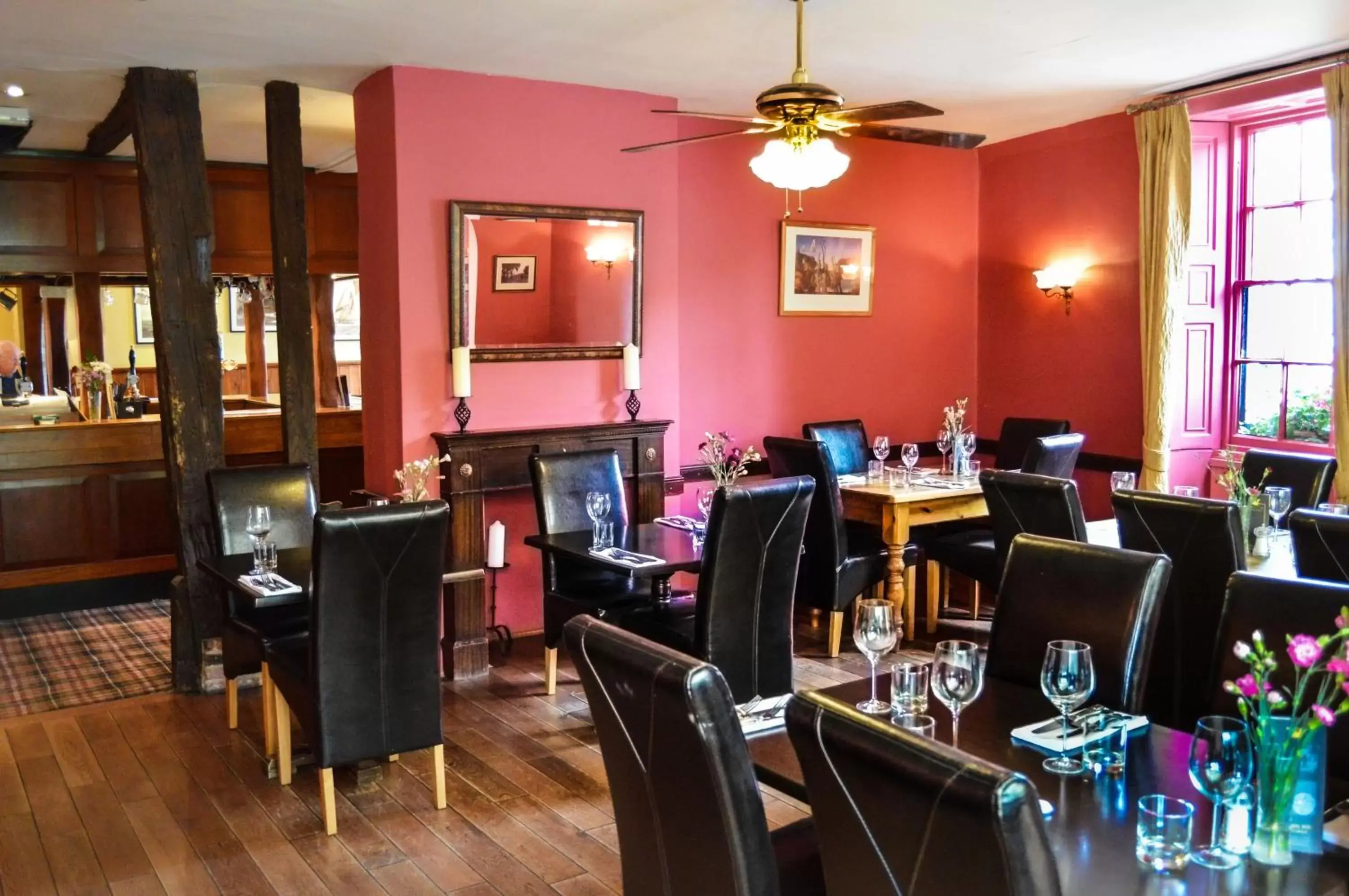 Restaurant/Places to Eat in The Crown Inn Hotel