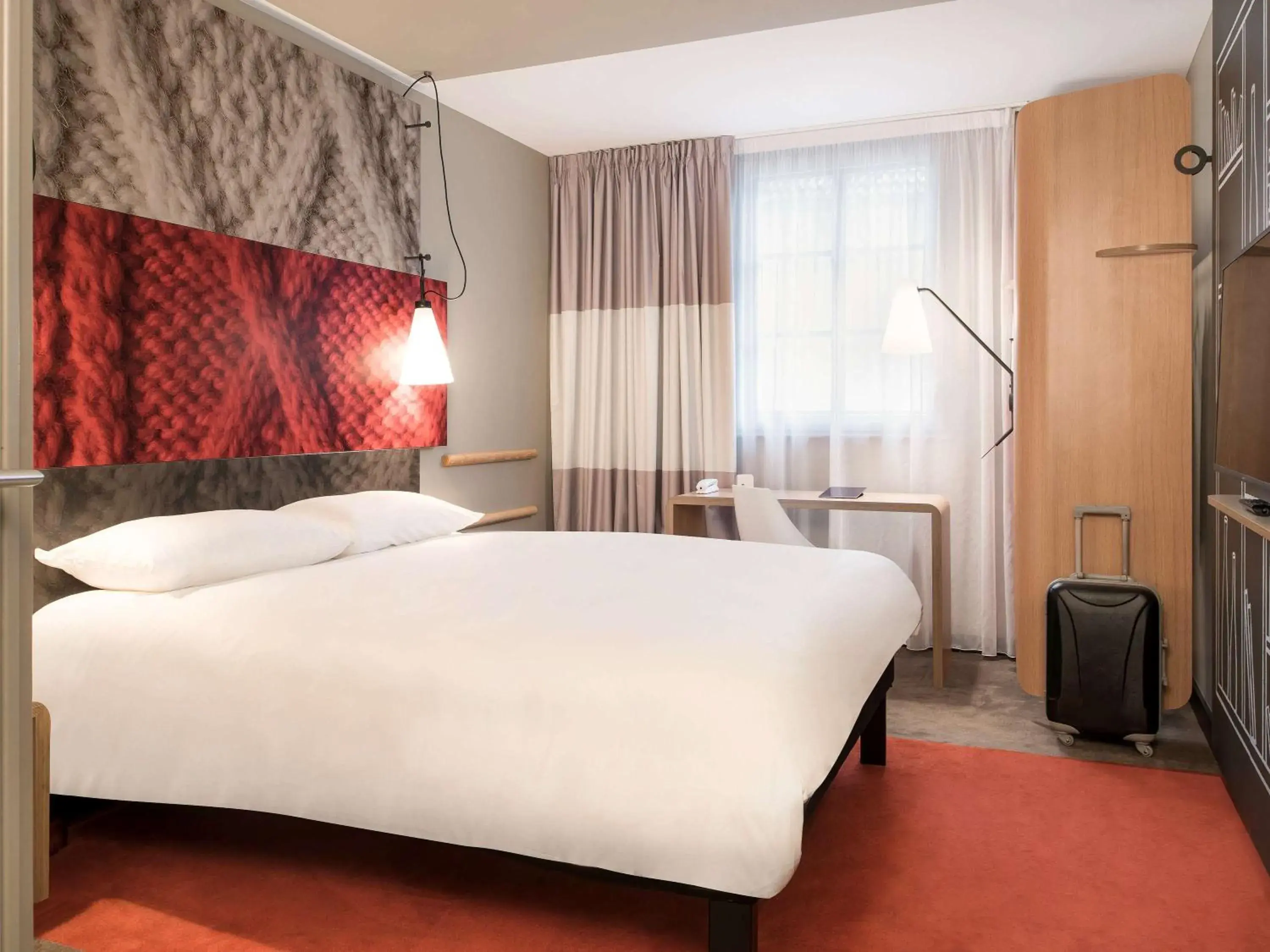 Photo of the whole room, Bed in ibis Saint Germain en Laye Centre