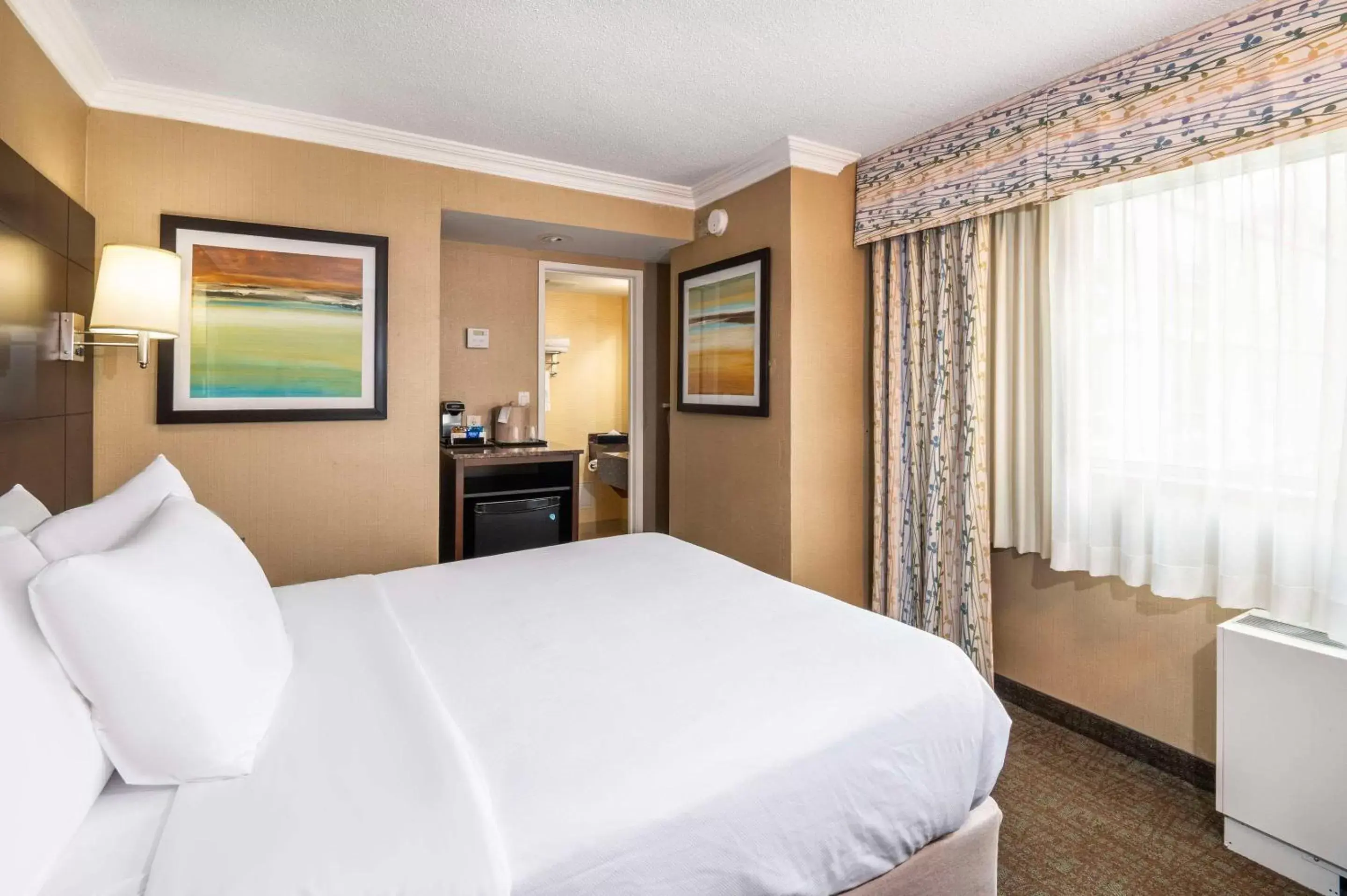 Bedroom, Bed in Comfort Inn & Conference Centre Toronto Airport