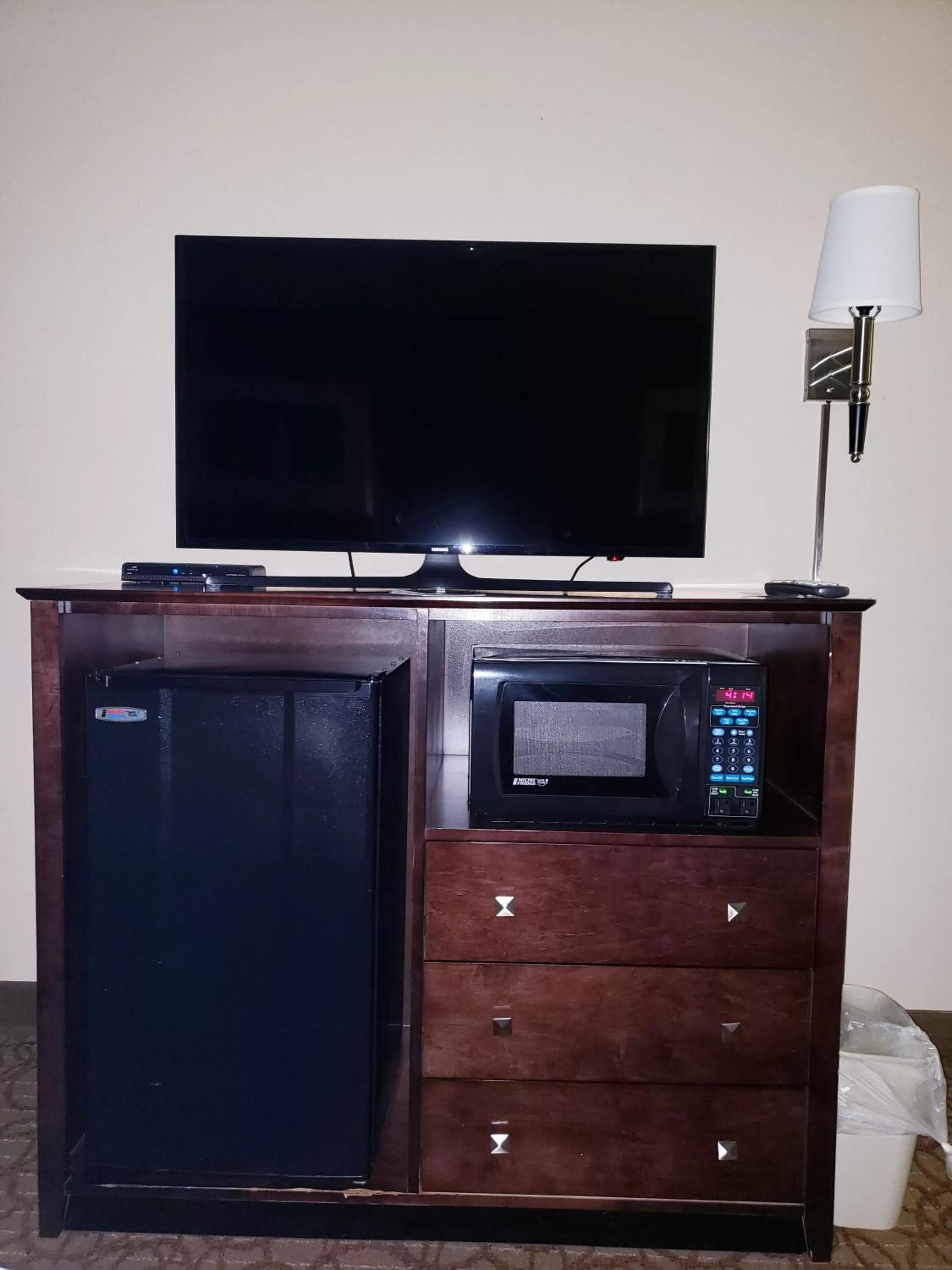 TV and multimedia in Holiday Inn Express Hotel & Suites Concordia US 81 by IHG