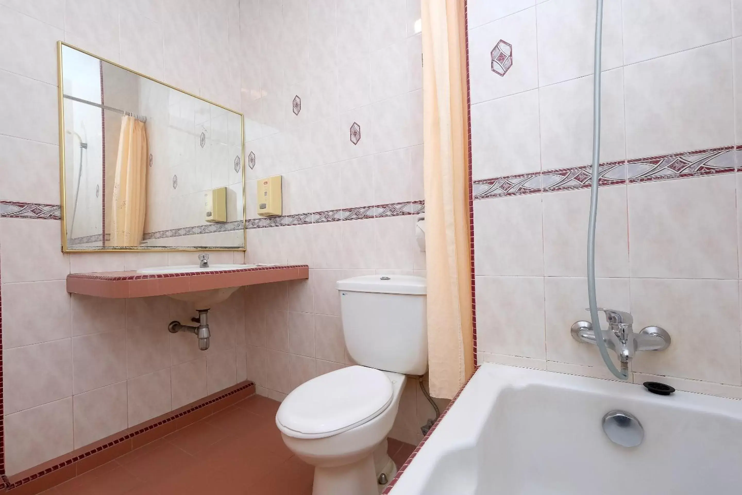 Bathroom in Super OYO 1236 Hotel Green Park