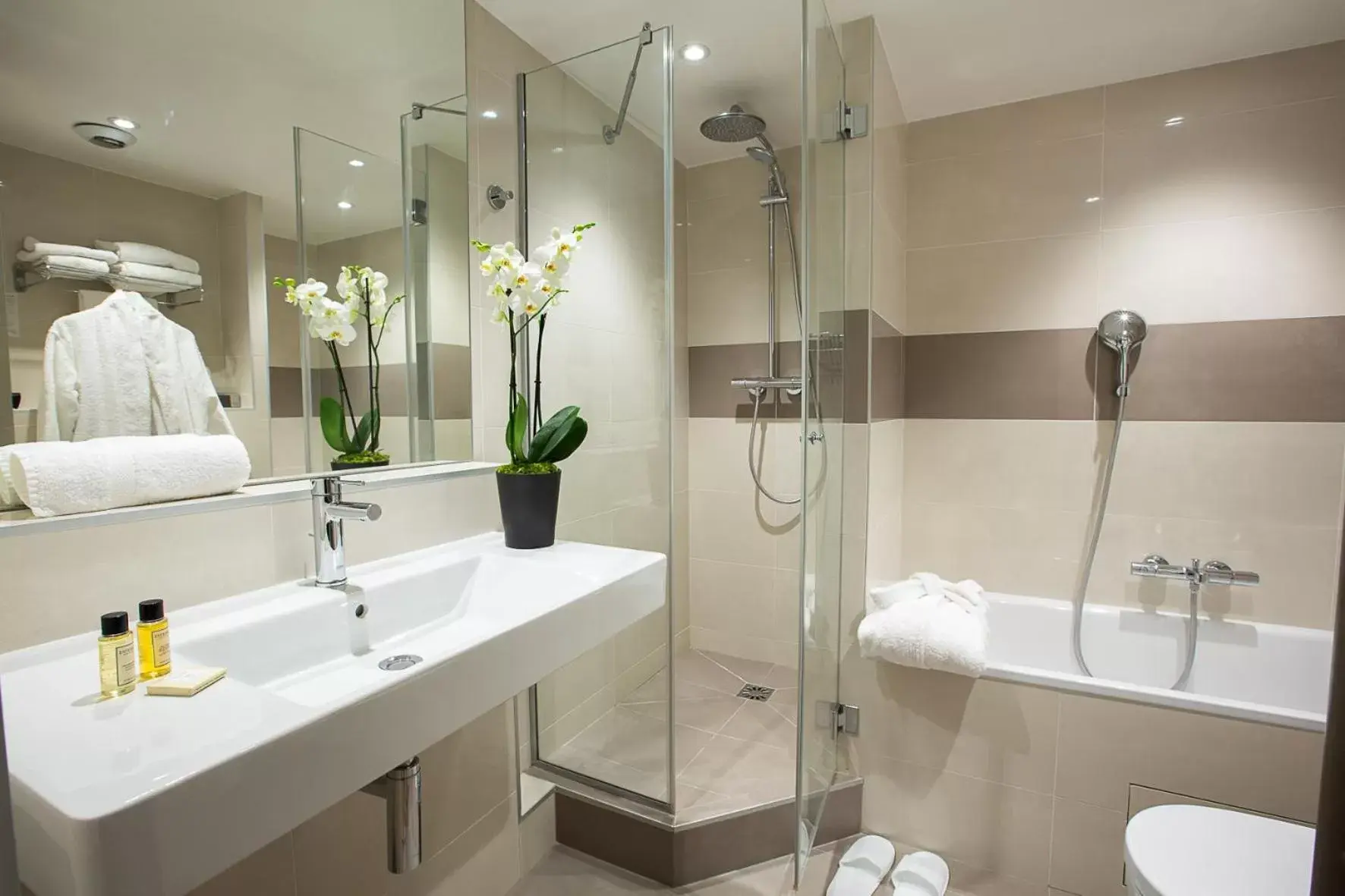 Shower, Bathroom in Hotel Montbriand Antony - Ancien Alixia
