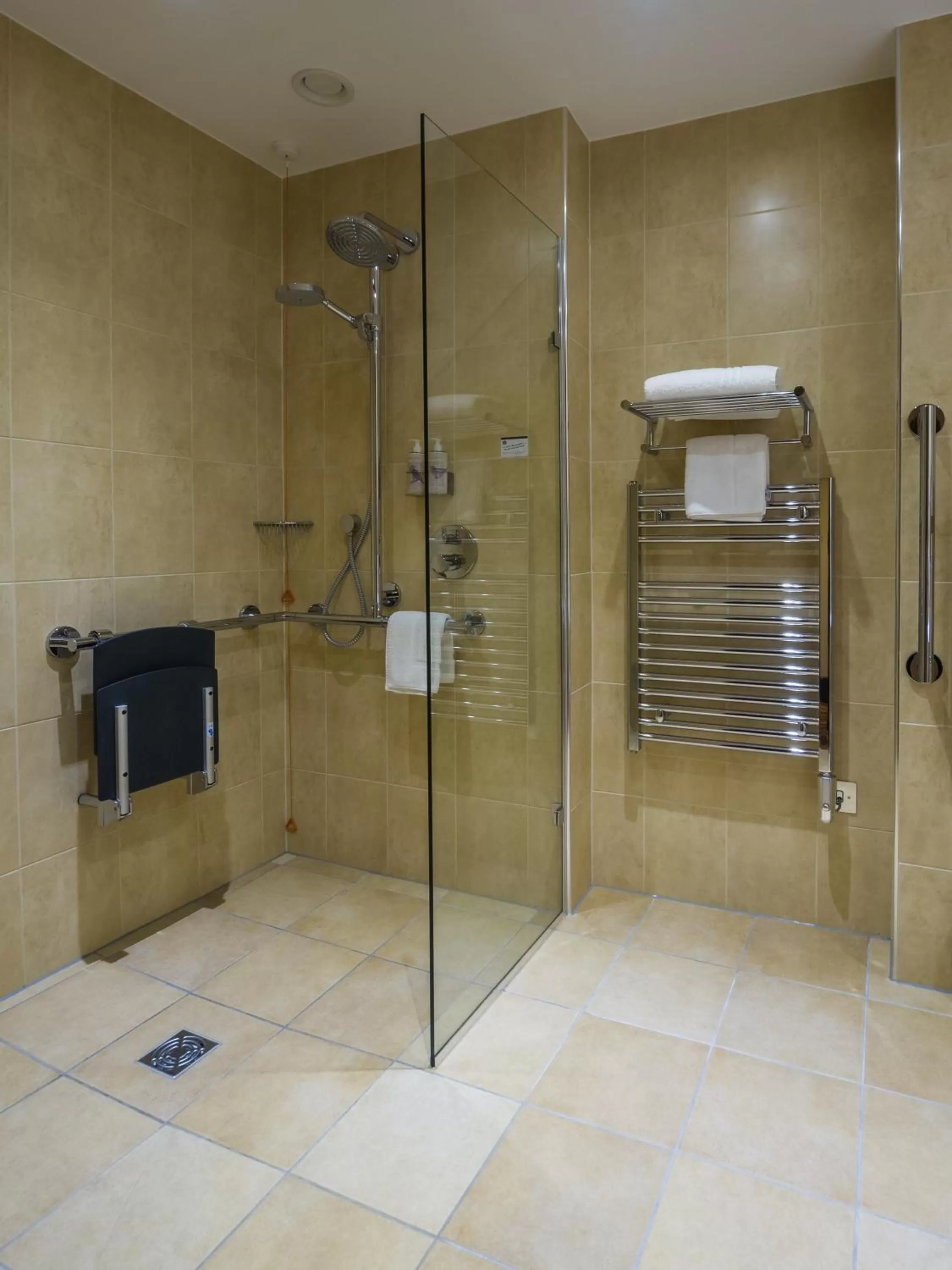 Shower in Gonville Hotel