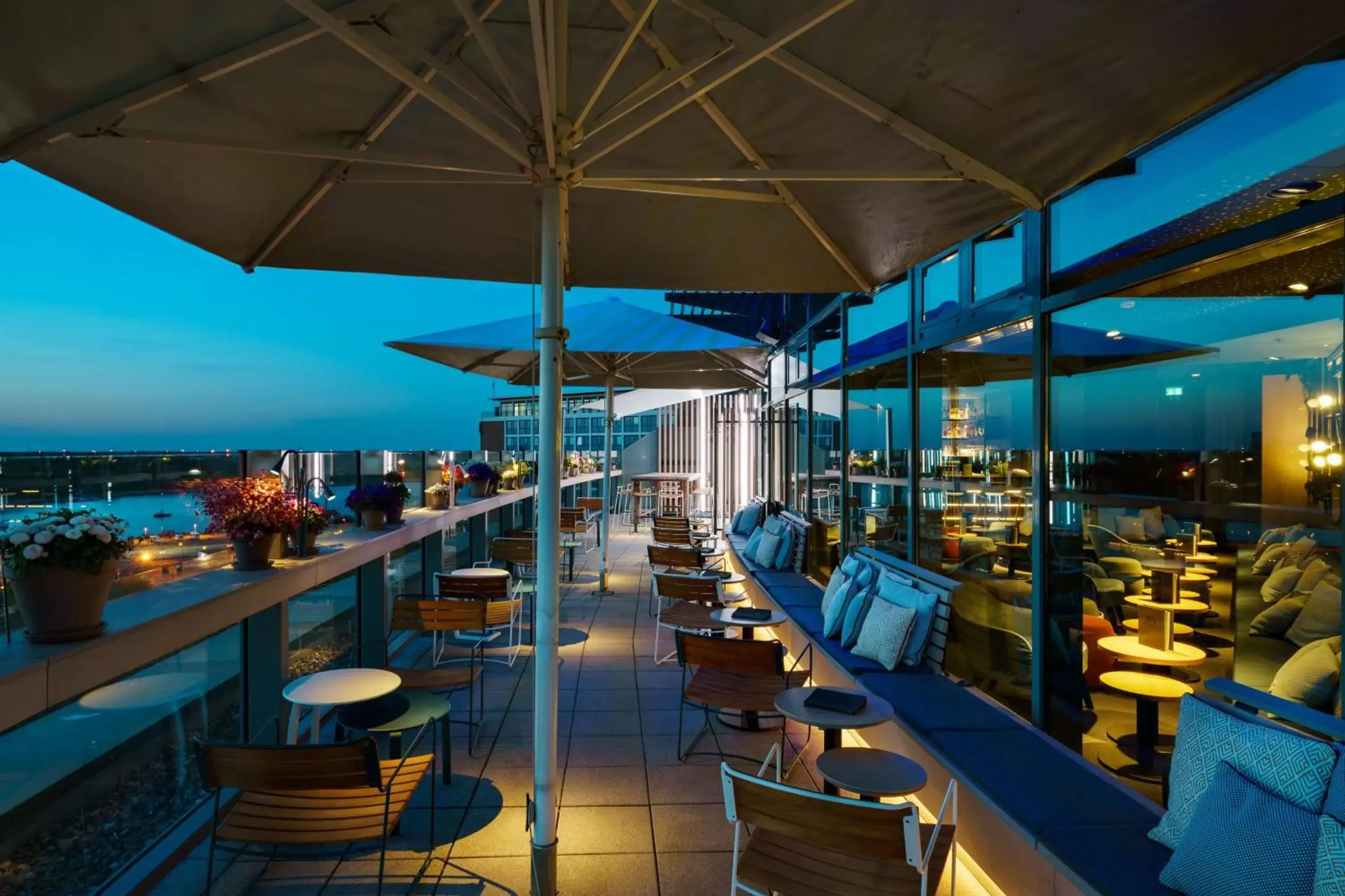 Lounge or bar, Restaurant/Places to Eat in Radisson Blu Hotel Rostock