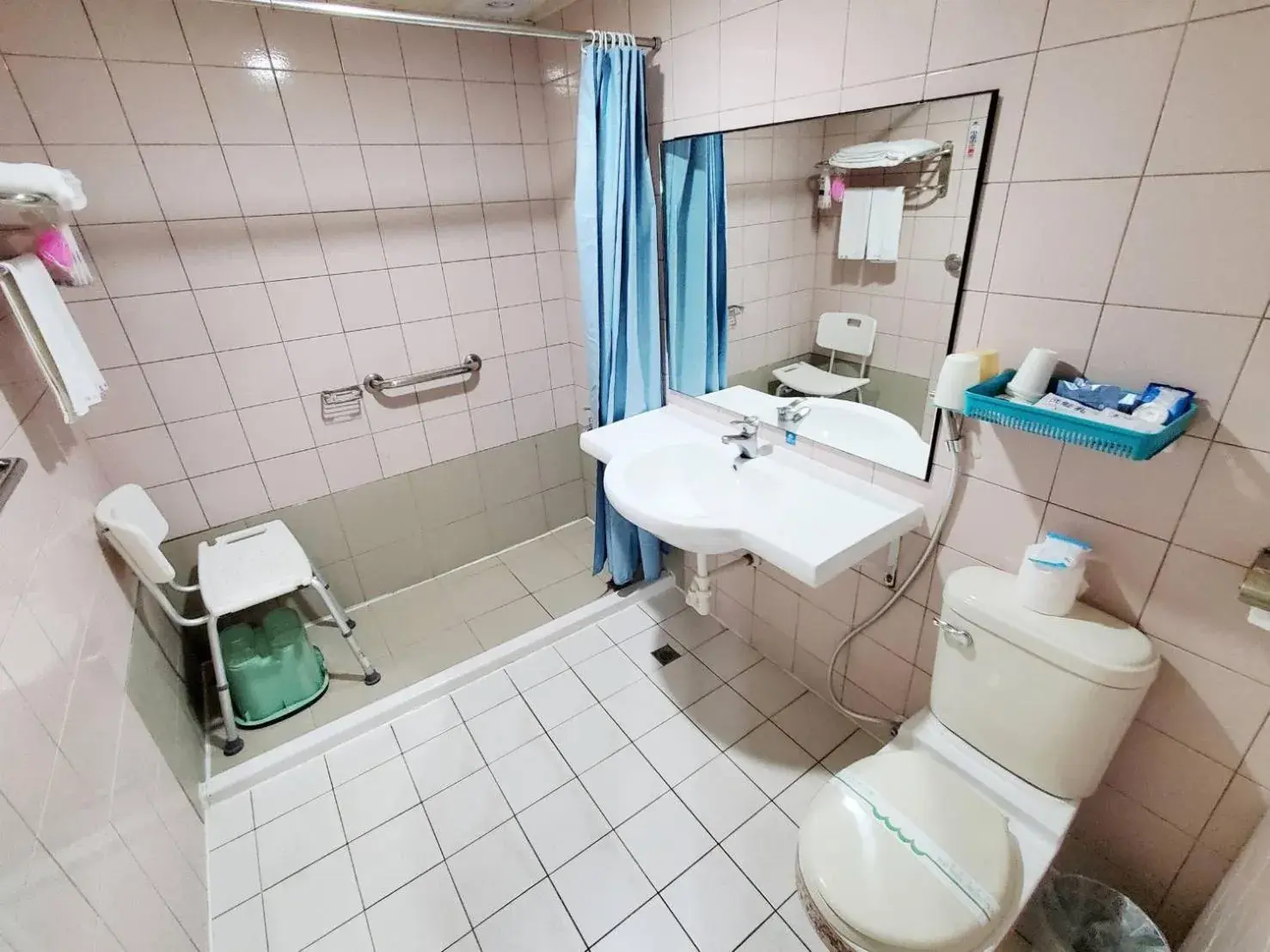 Shower, Bathroom in Hua Ku Hotel