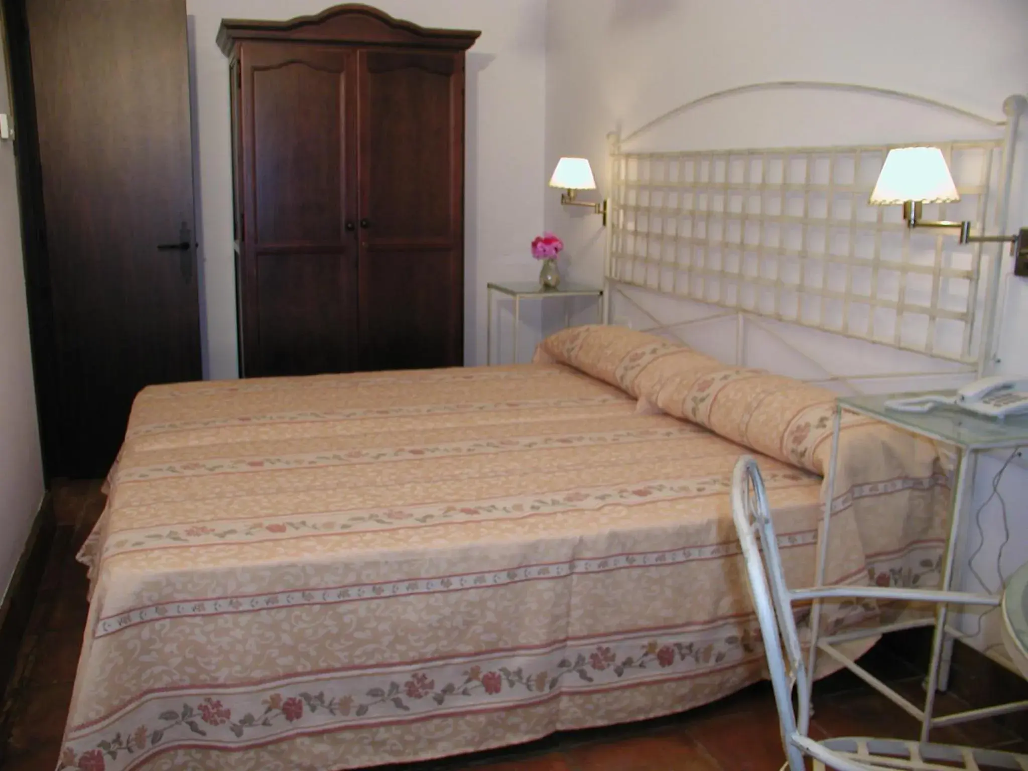 Photo of the whole room, Bed in Casa de los Naranjos