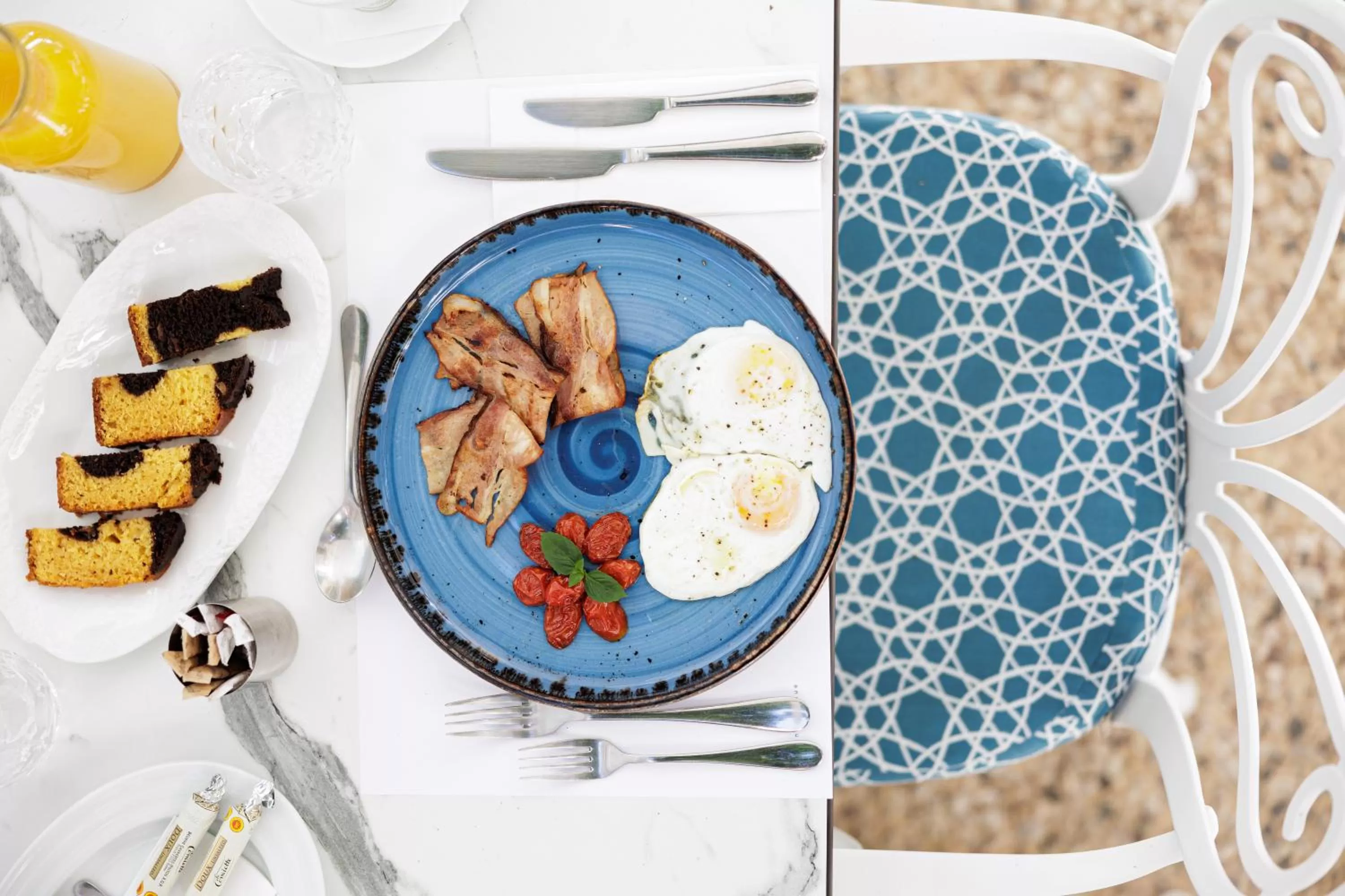Breakfast in Acanthus blue