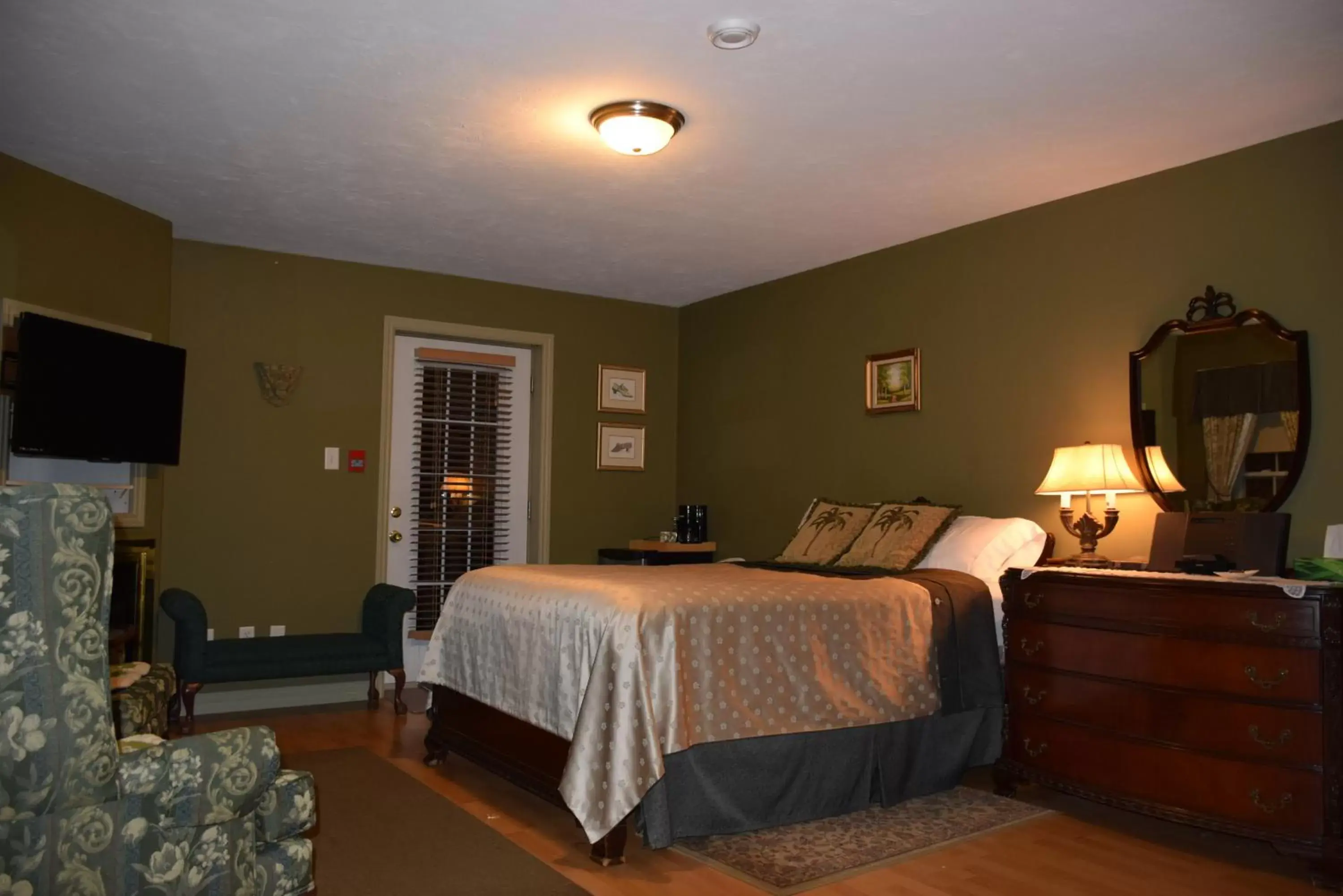 Photo of the whole room, Bed in Auberge Wild Rose Inn