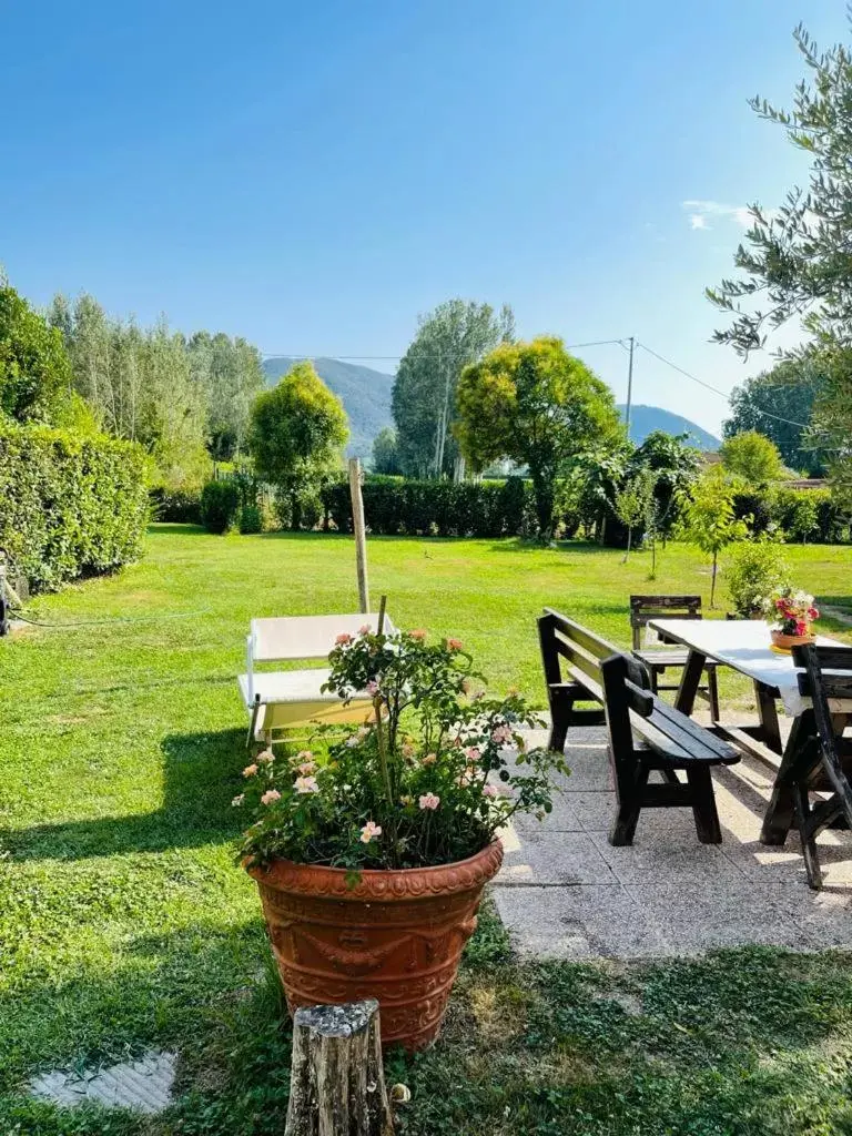 Garden in BeB La Rosa Nel Verde