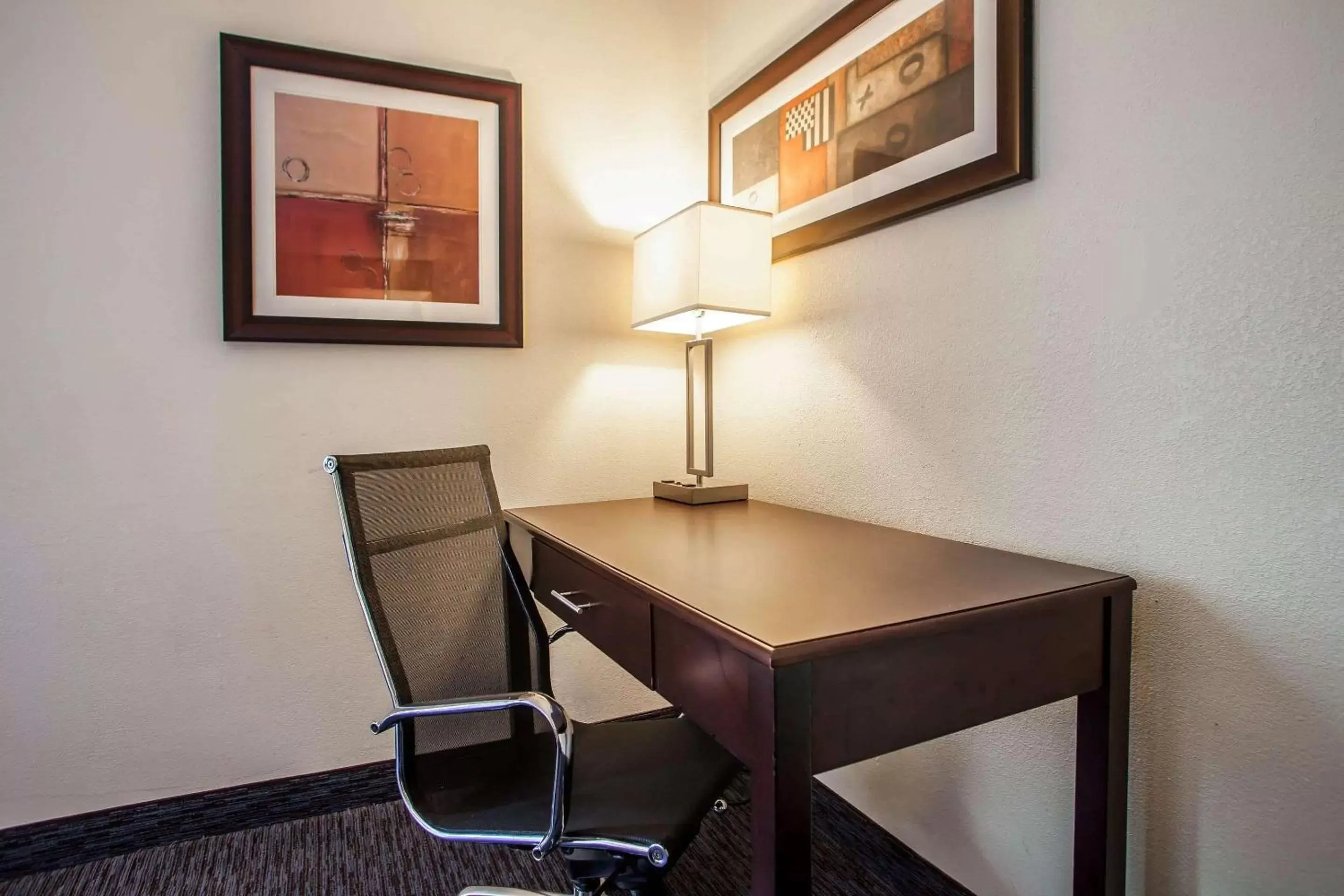 Photo of the whole room, Dining Area in Comfort Inn Feasterville - Trevose