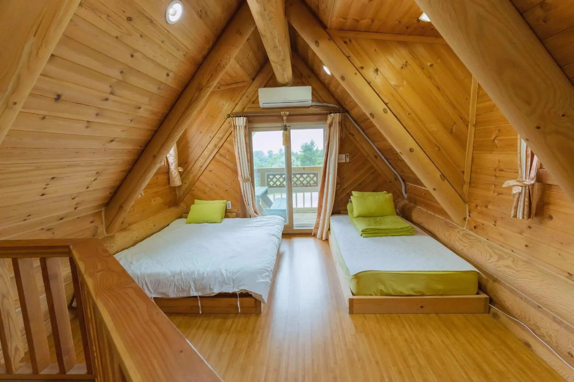 Bed in Jungmun Log Pension & Resort