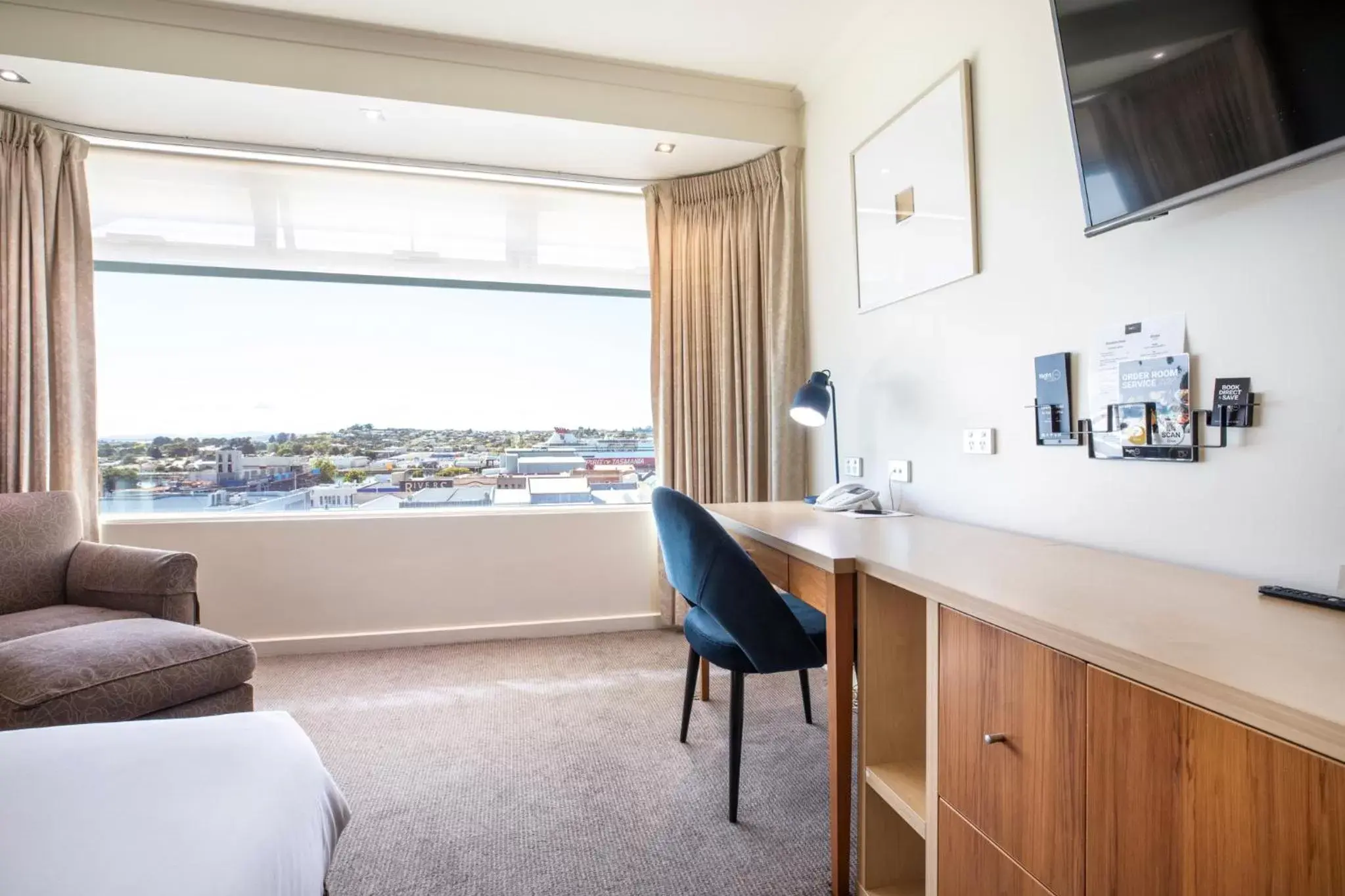 View (from property/room), Bed in Nightelier Devonport Gateway Hotel View (from property/room), Bed in Nightelier Devonport Gateway Hotel