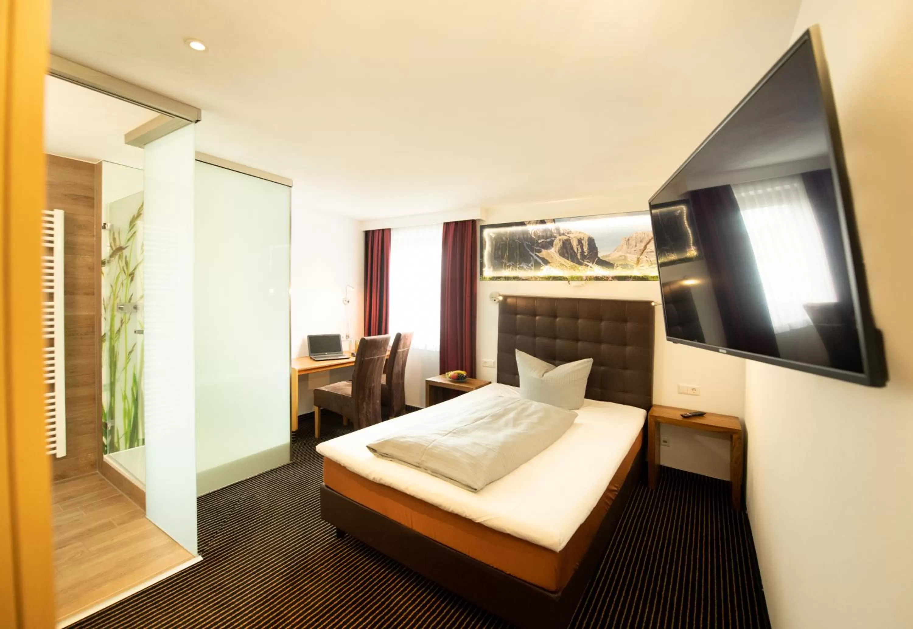 Photo of the whole room, Bed in Stadthotel Giengen