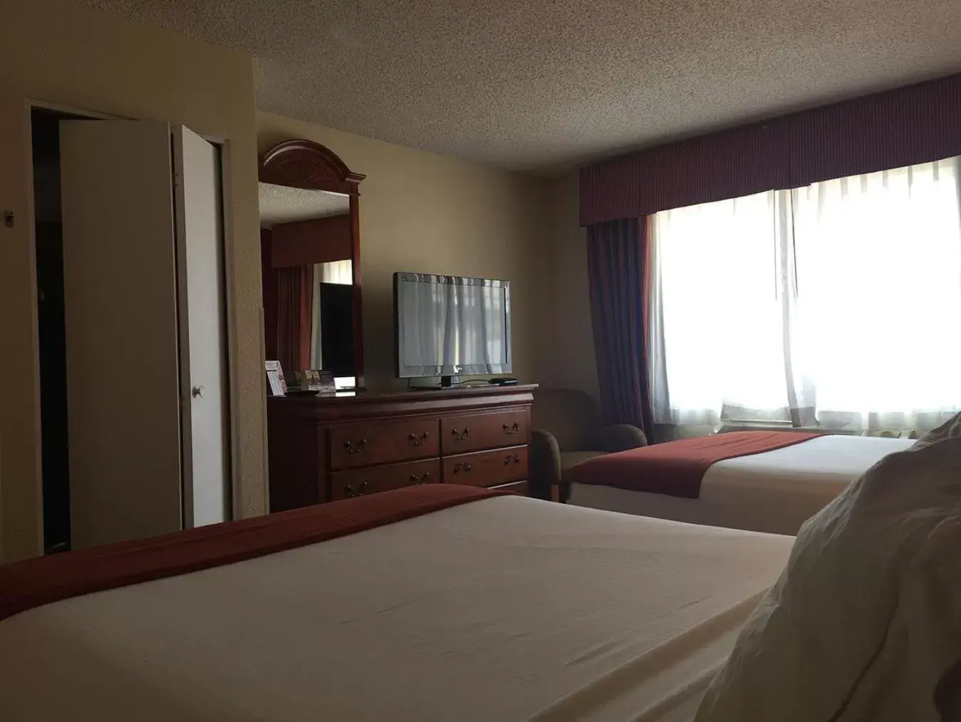 Day, Bed in Baymont Inn & Suites by Wyndham Holbrook