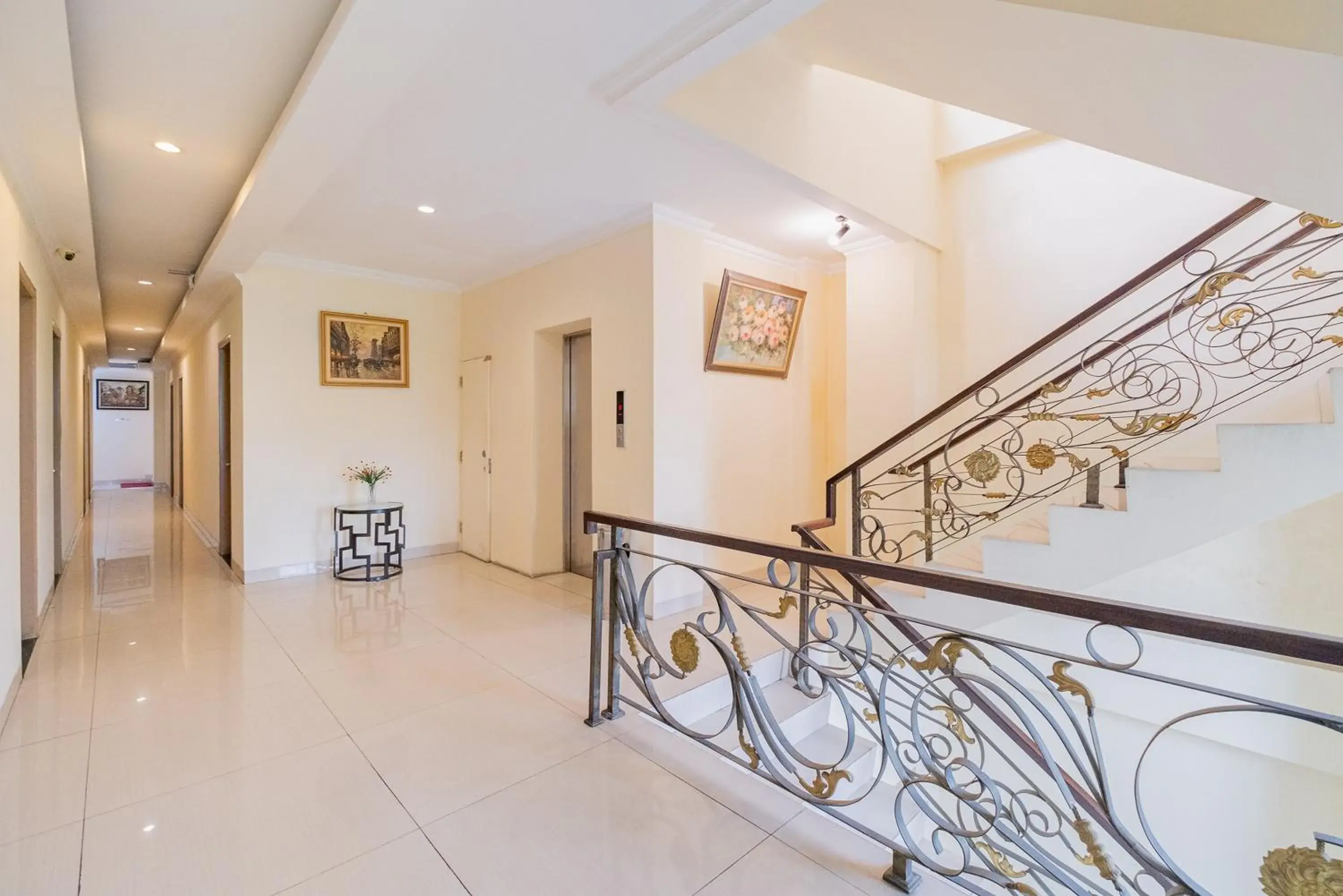 Property building in RedDoorz Plus @ Cideng Barat Property building in RedDoorz Plus @ Cideng Barat