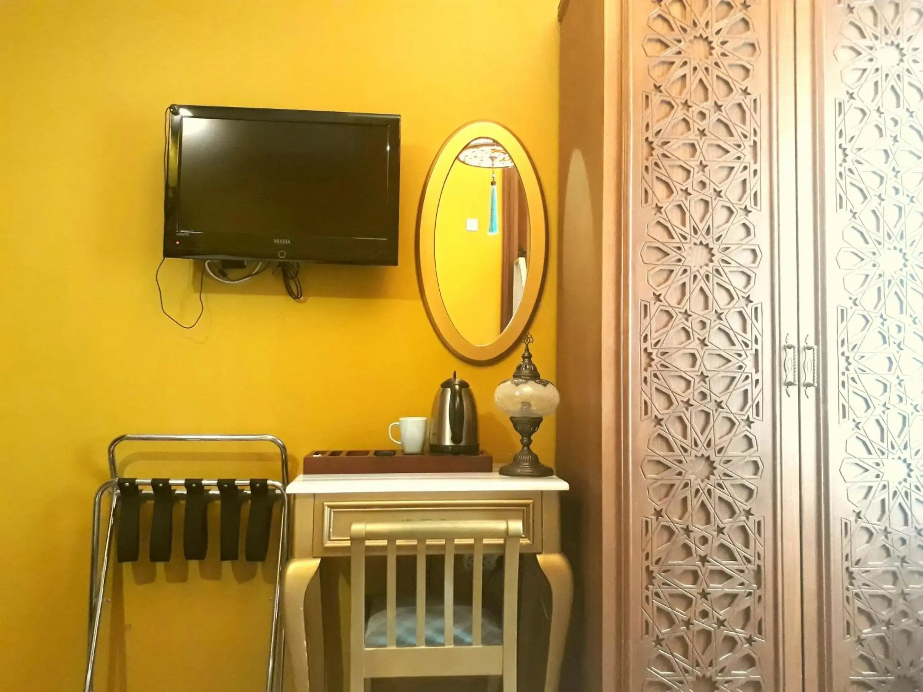 Toilet, TV/Entertainment Center in Merial Hotel Sultanahmet