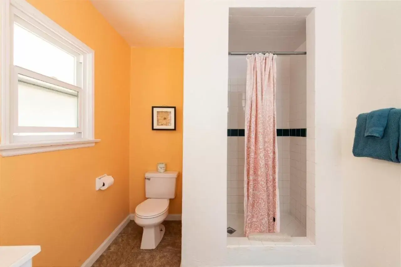 Shower, Bathroom in The Patriots Boutique Motel