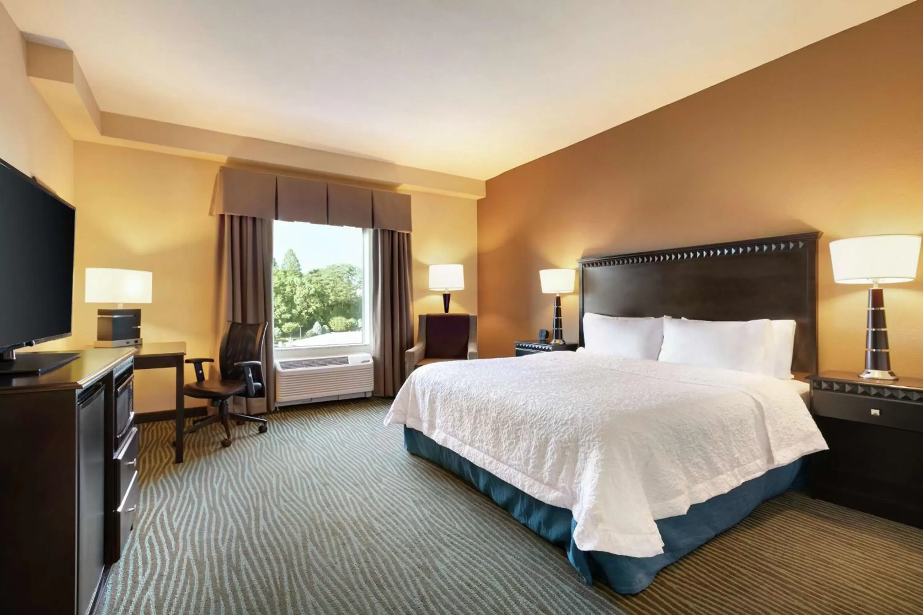 Bedroom, Bed in Hampton Inn and Suites Parkersburg Downtown