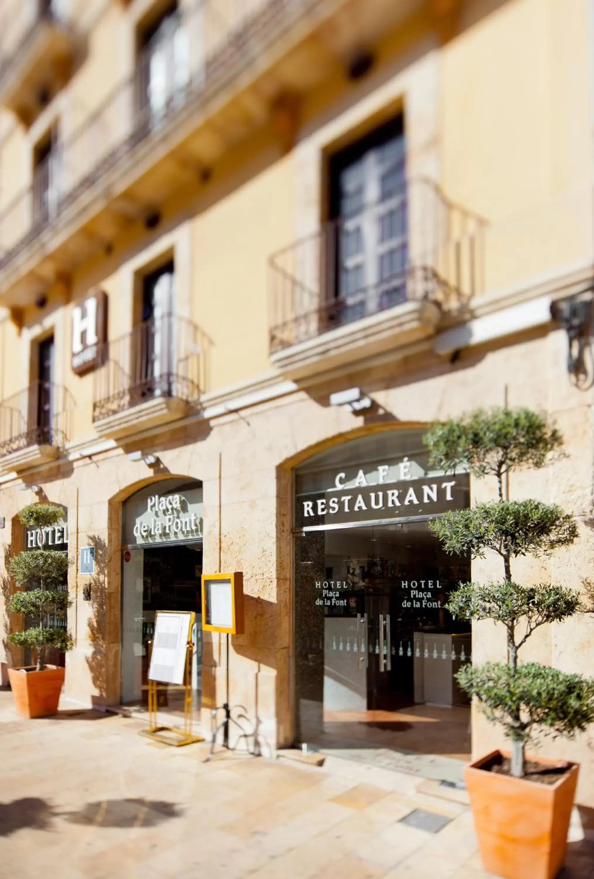 Facade/entrance in Plaça De La Font