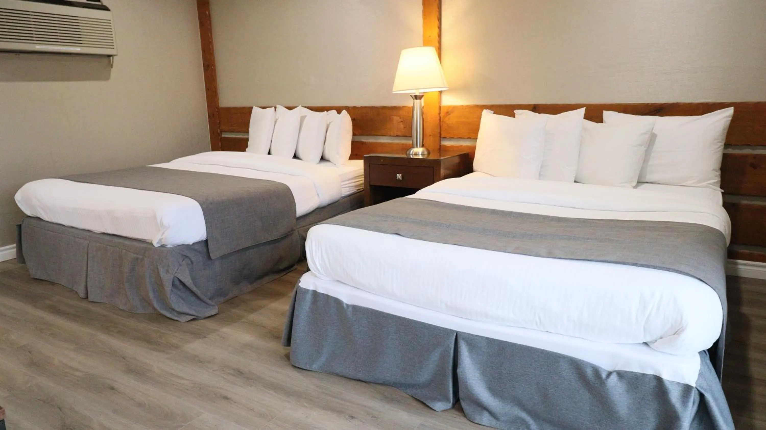 Family Room with 2 Queen Beds (Lake View) in Algonquin Lakeside Inn