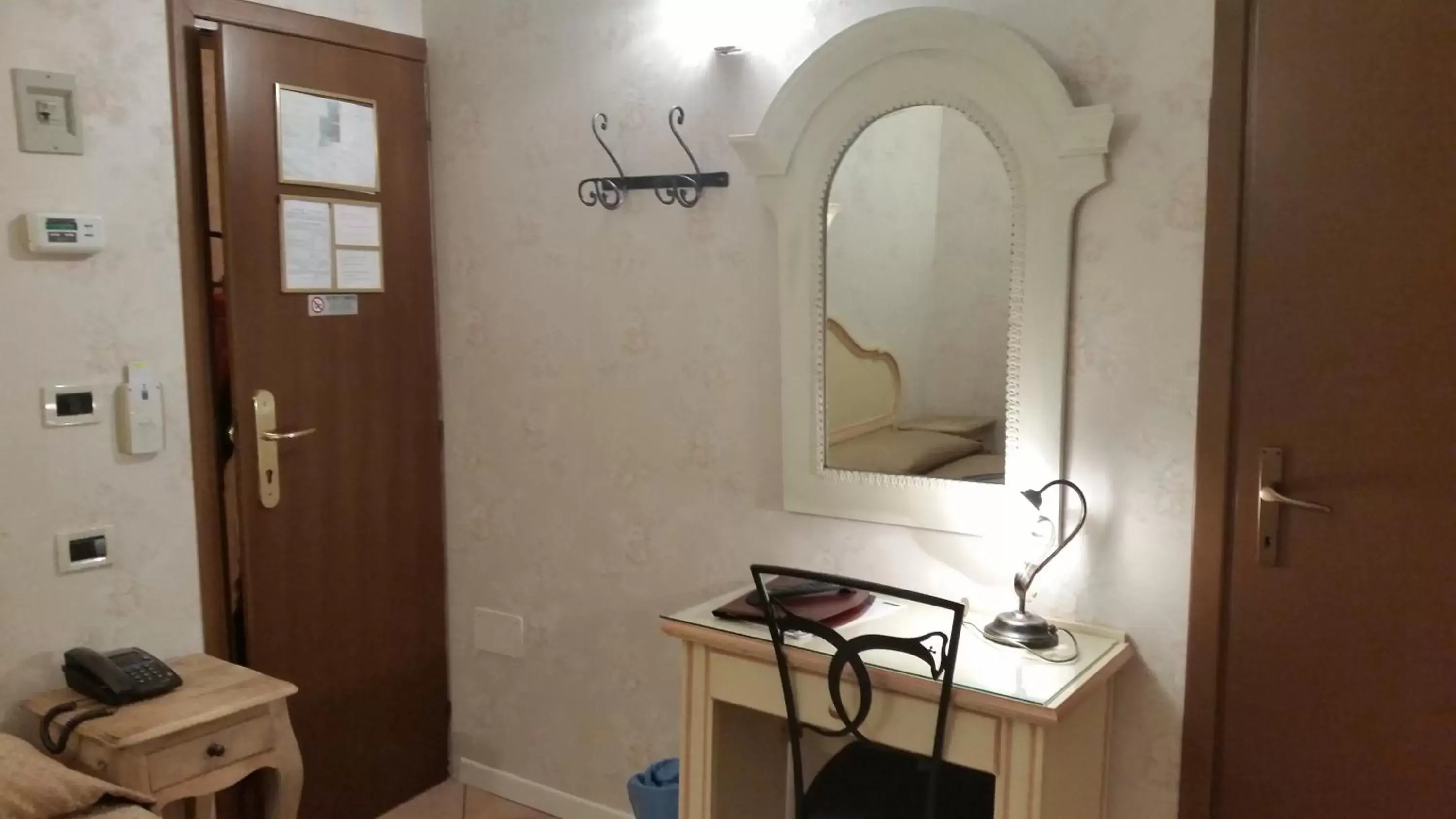 Bedroom, Bathroom in Hotel Tintoretto
