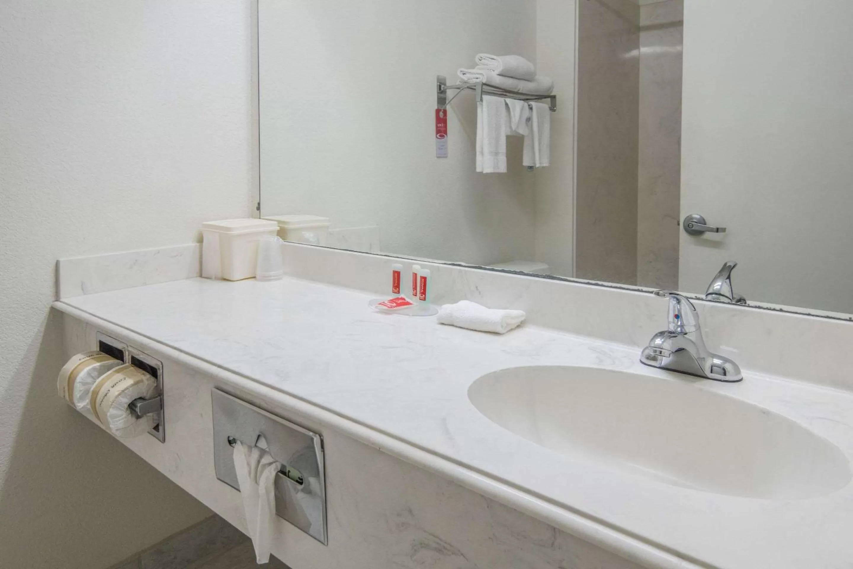 Bathroom in Econo Lodge Weatherford