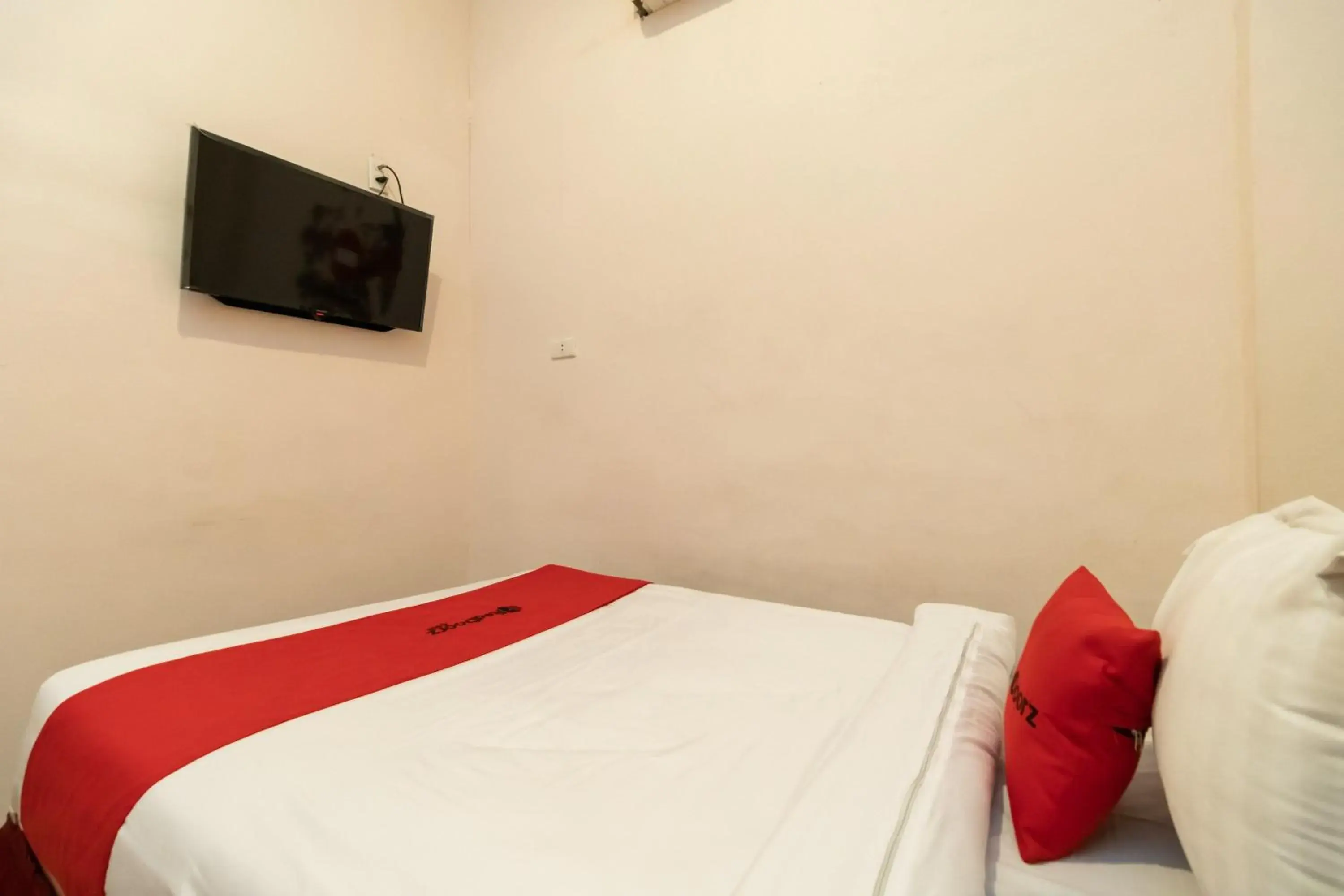 Bedroom, Bed in RedDoorz At Fella Homestay Medan