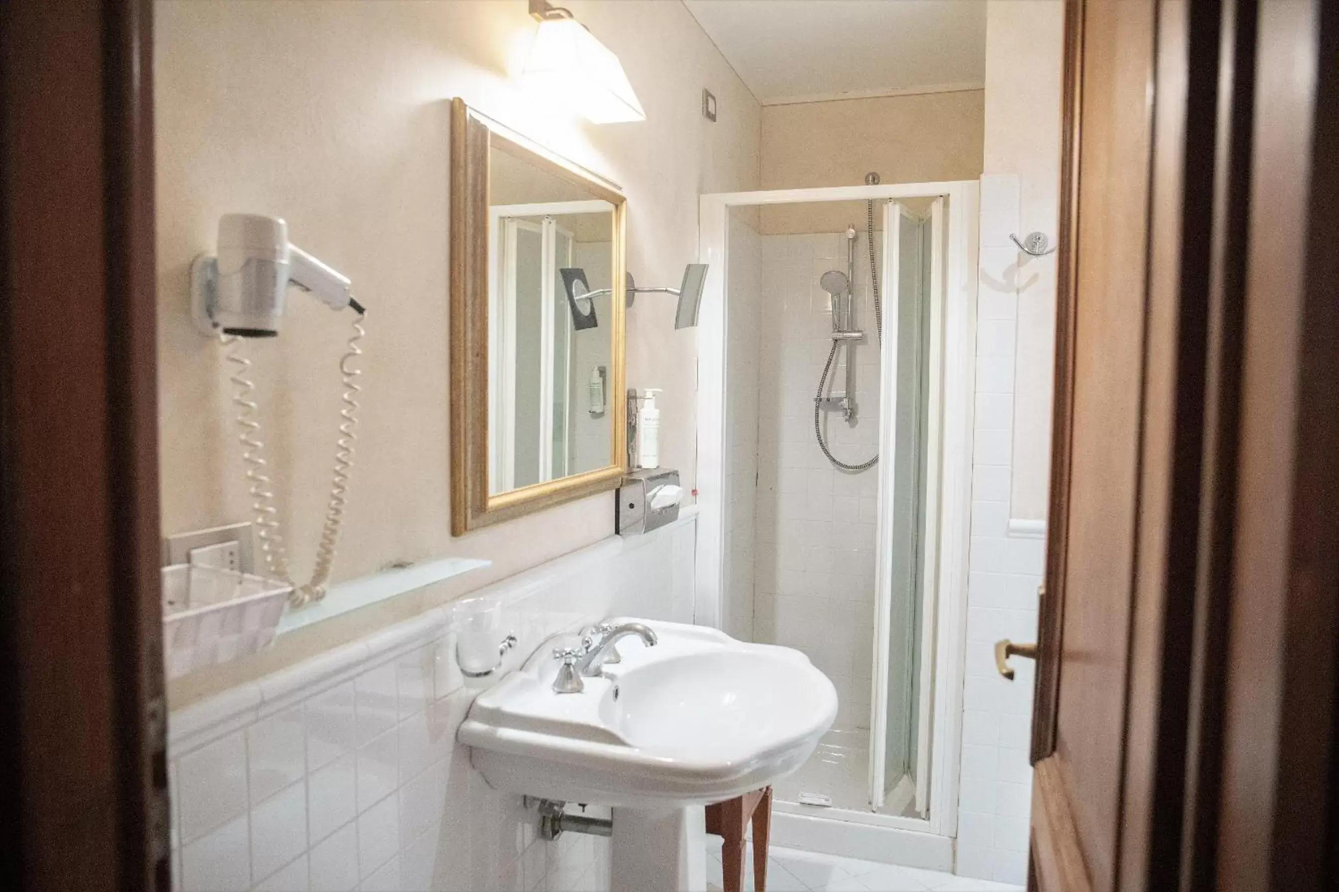 Bathroom in Hotel Clitunno