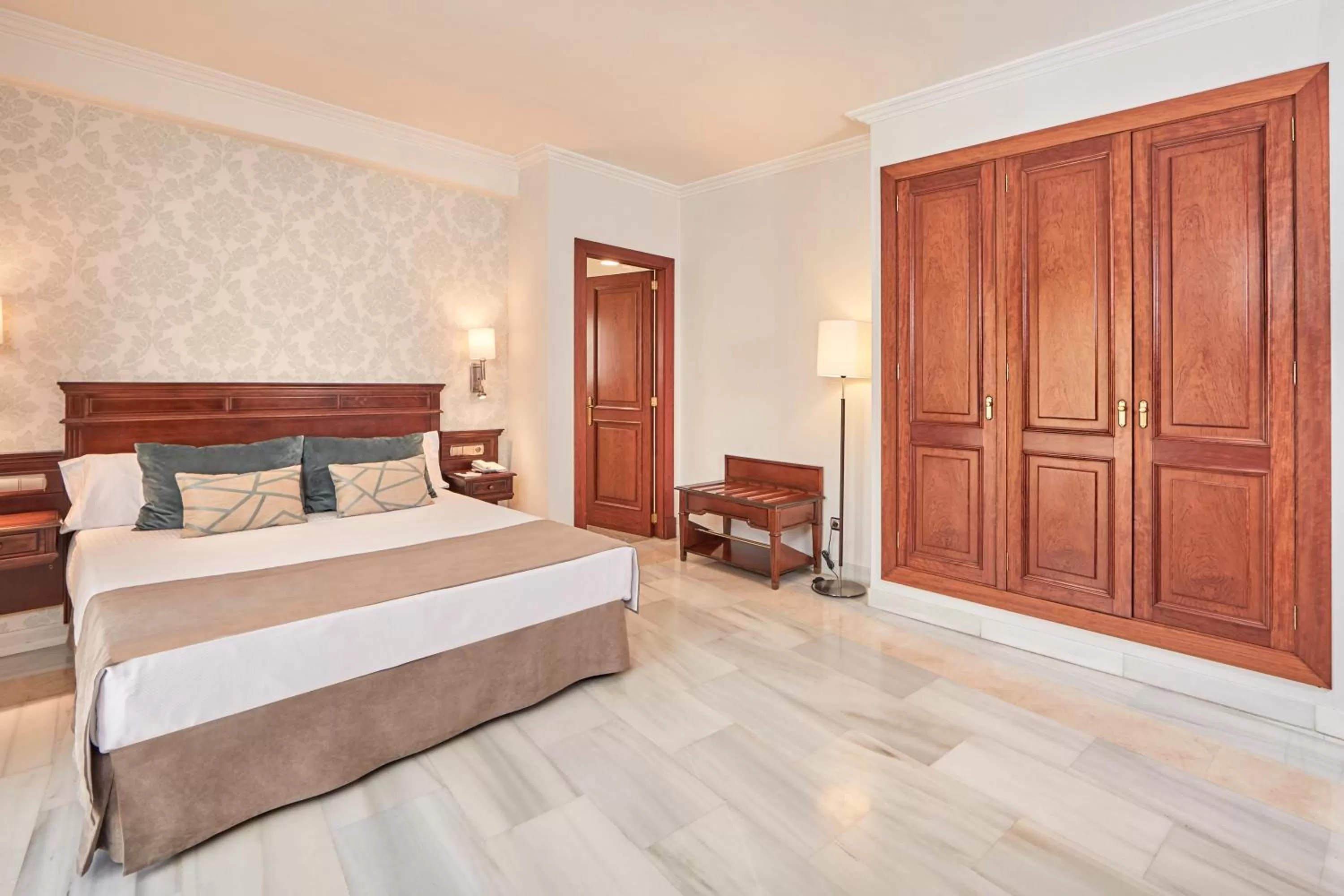 Photo of the whole room, Bed in Bordoy Continental Palma