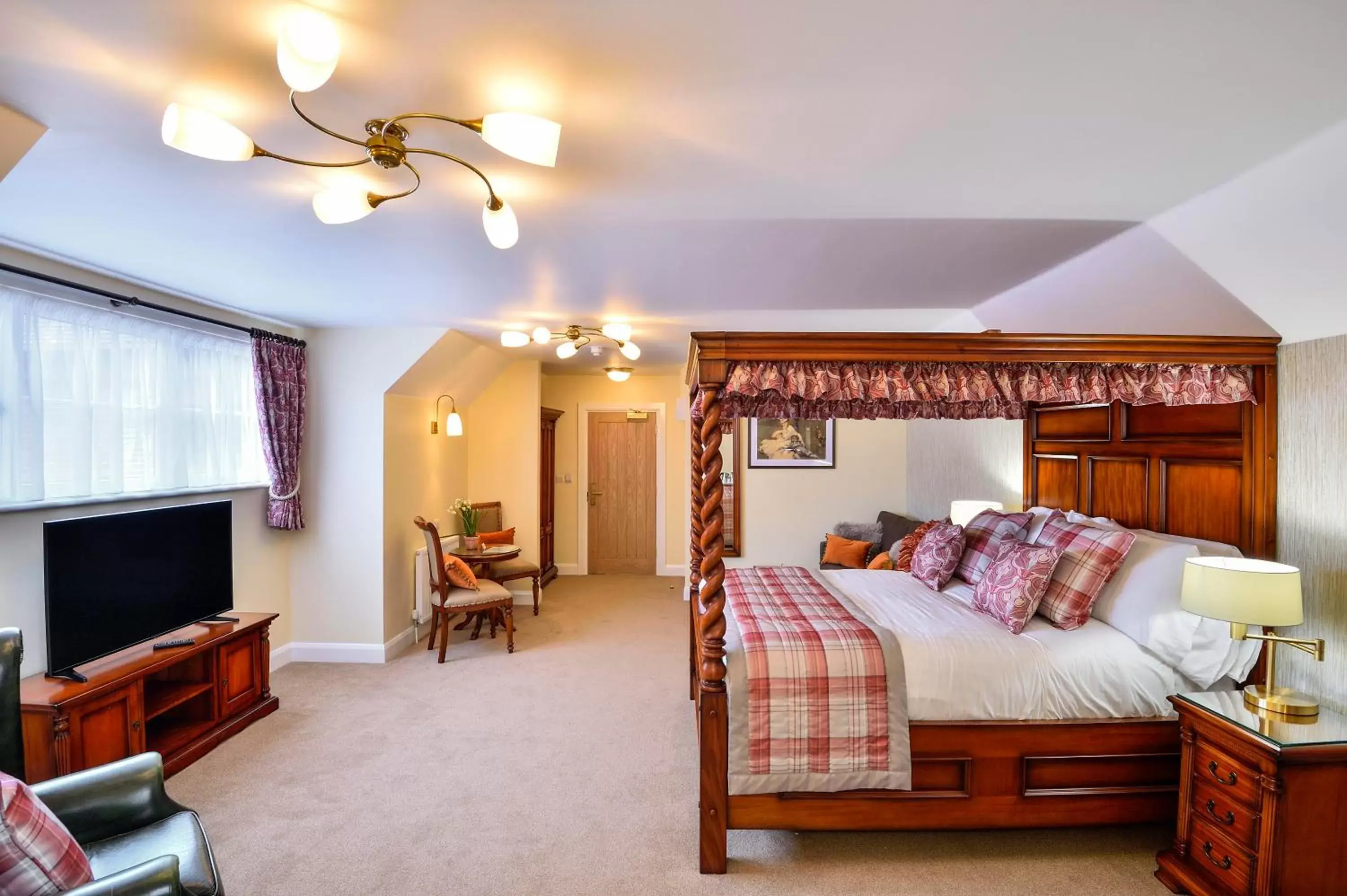 Bedroom, TV/Entertainment Center in The Coach and Horses