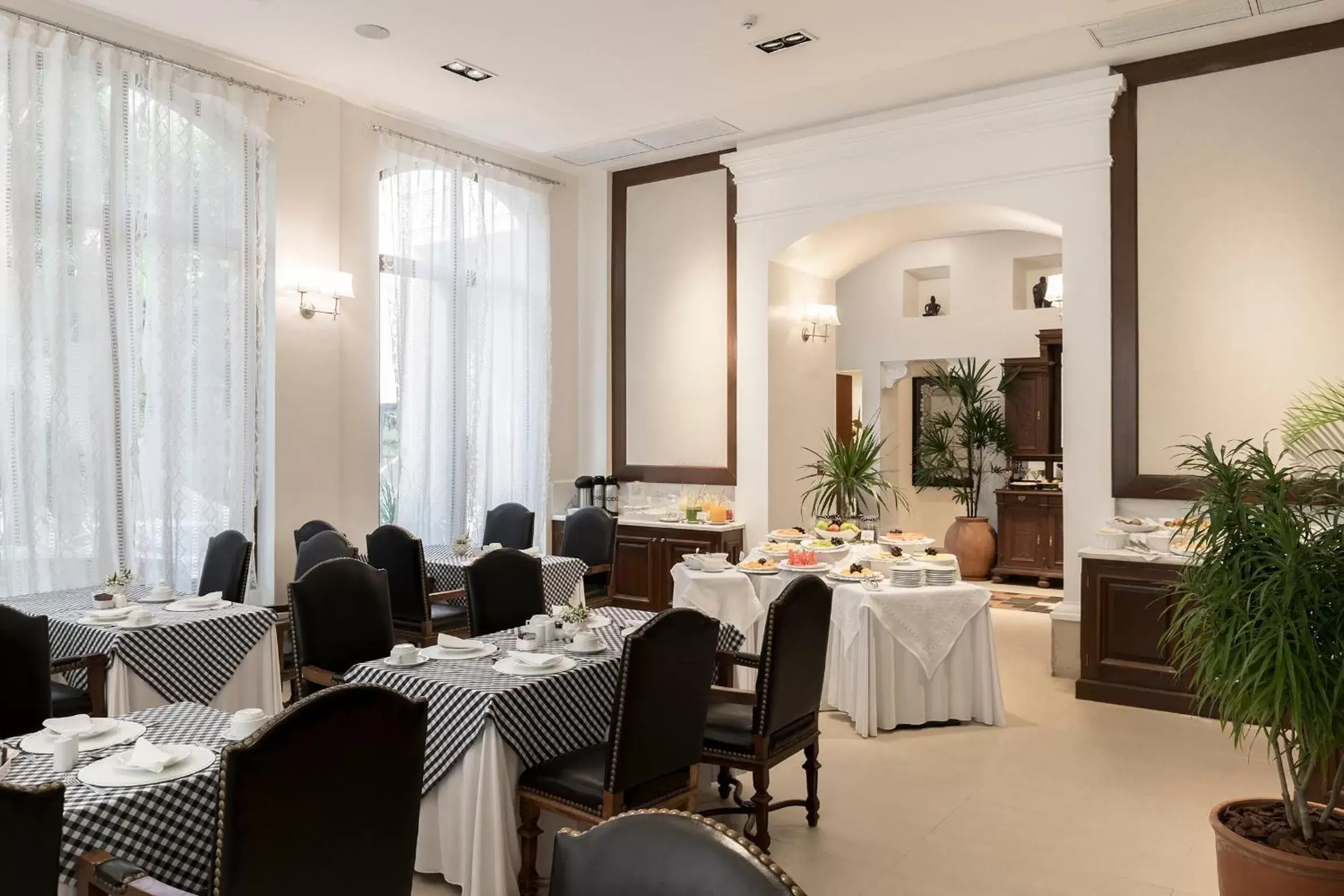 Restaurant/Places to Eat in La Mision Hotel Boutique