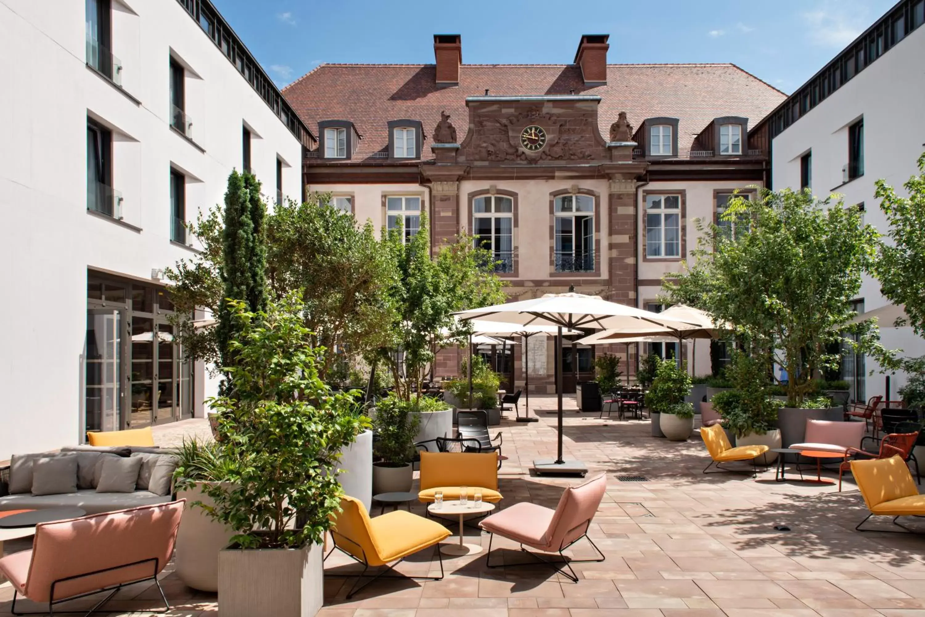 Restaurant/places to eat, Property Building in Hôtel LÉONOR the place to live