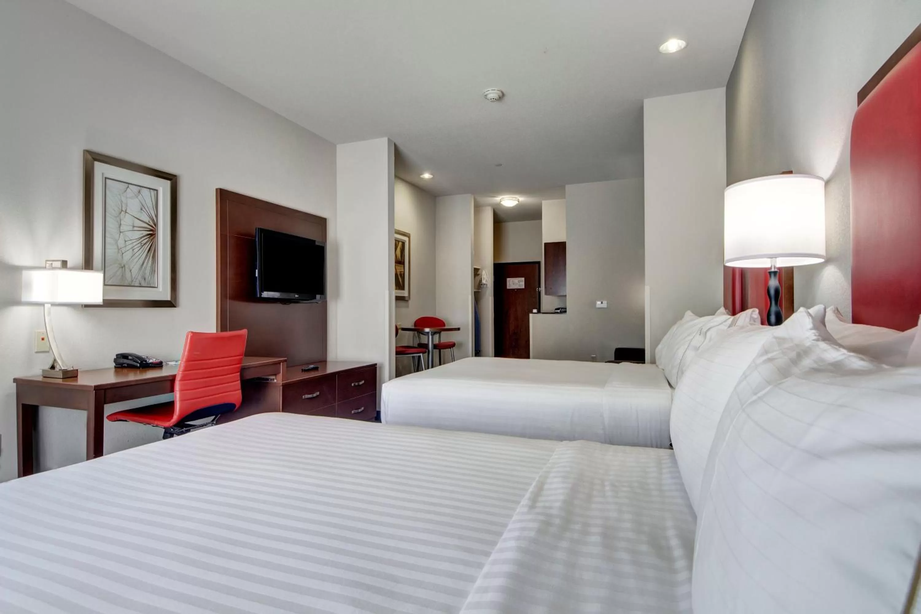Photo of the whole room, Bed in Holiday Inn Express and Suites Oklahoma City North by IHG
