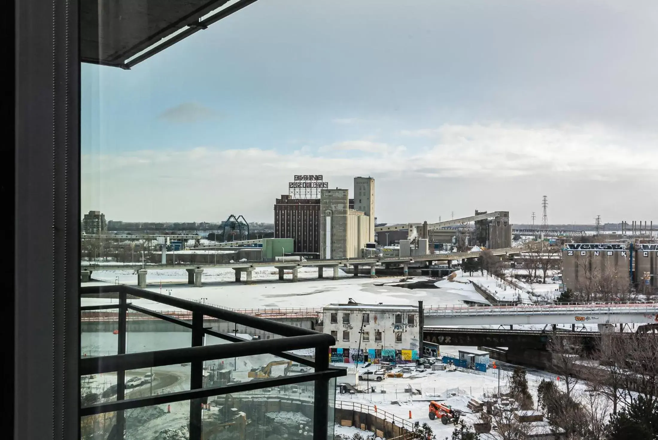 City view in WRFY Griffintown Apartment