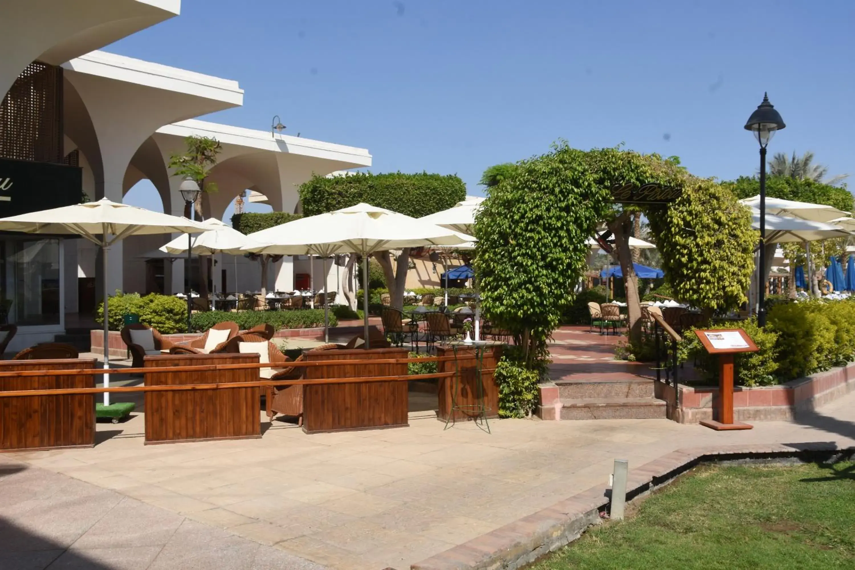 Restaurant/places to eat in Pyramids Park Resort Cairo