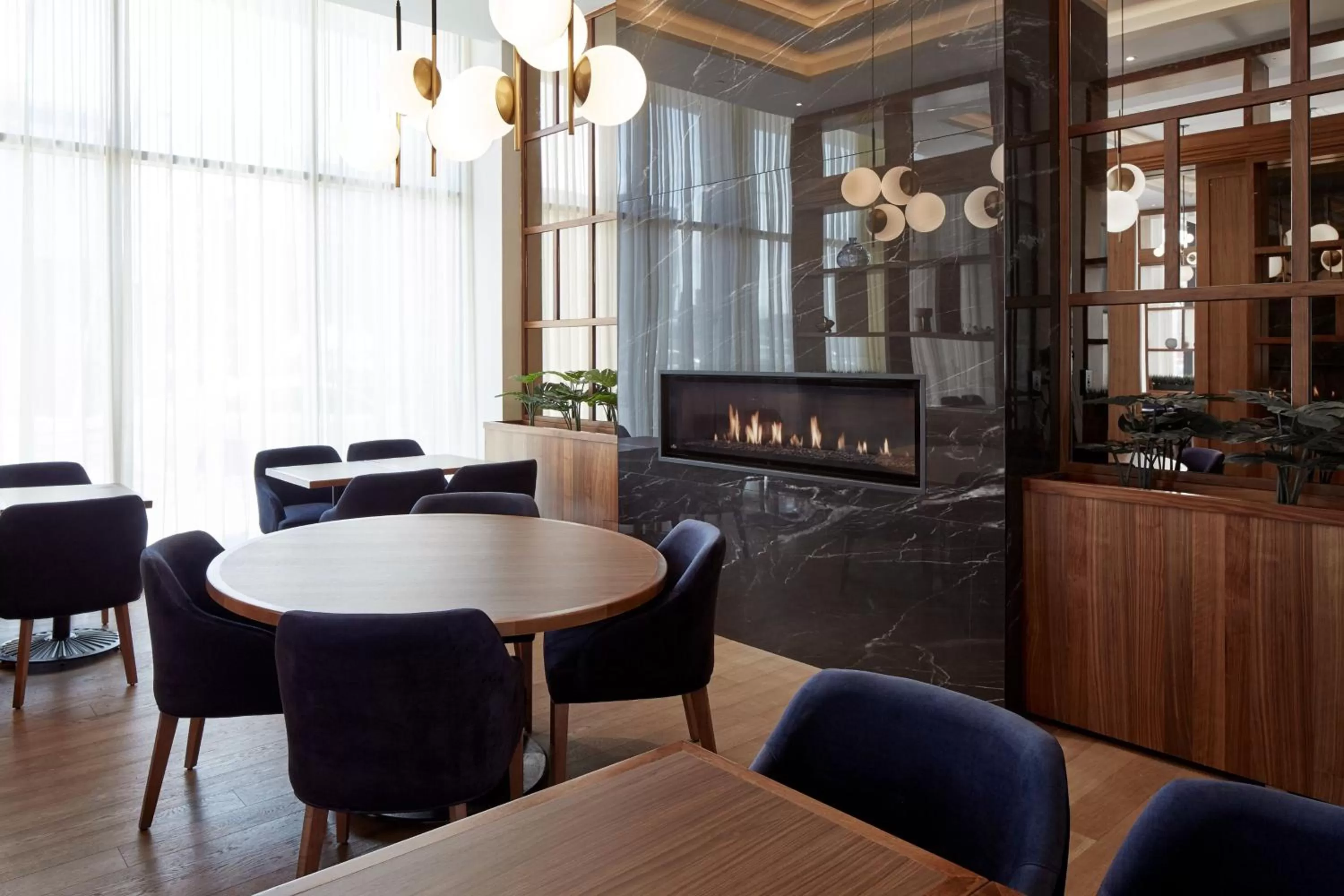 Restaurant/places to eat in Courtyard Montreal Midtown