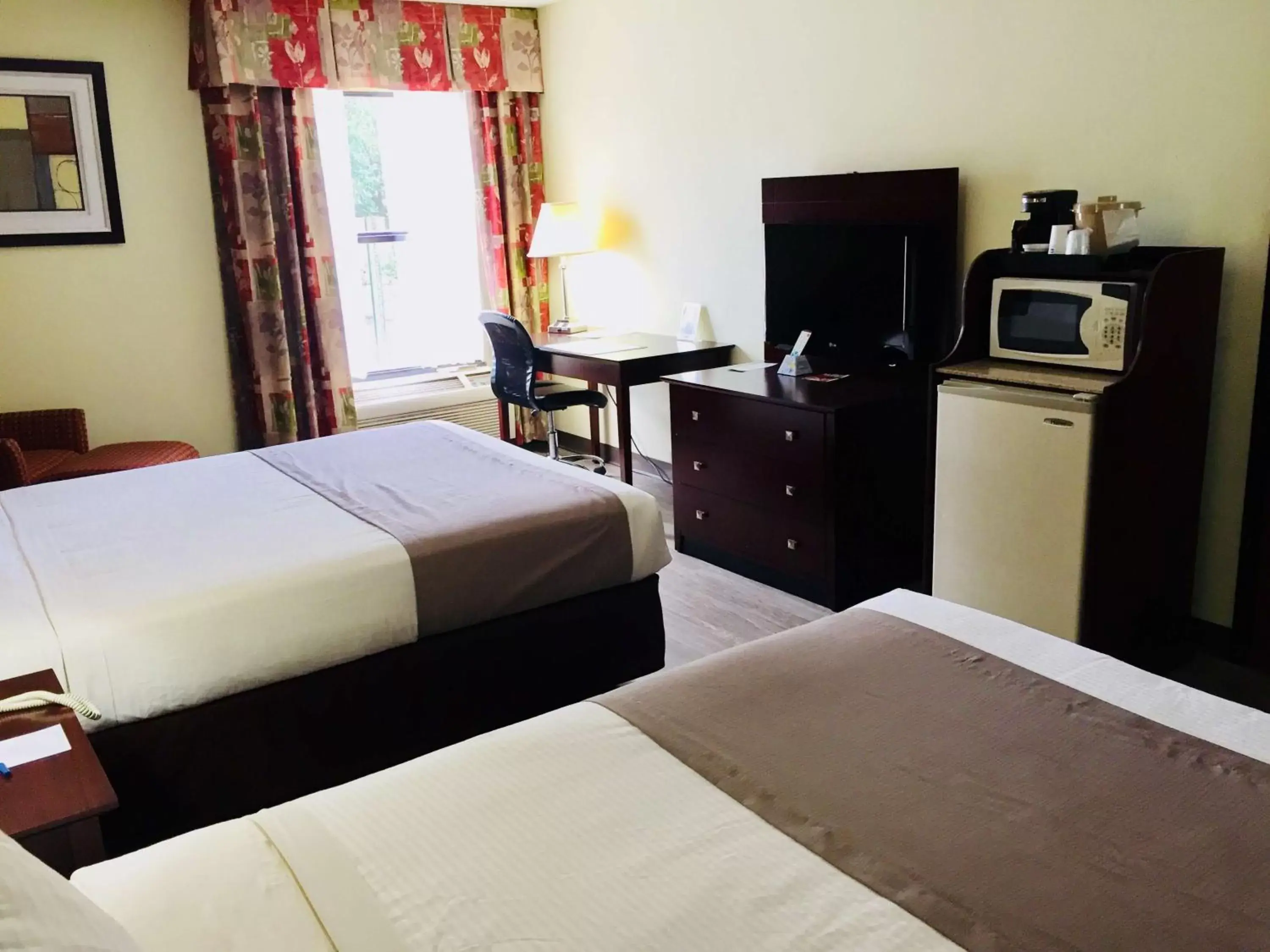 Photo of the whole room, Bed in Best Western Butner Creedmoor Inn