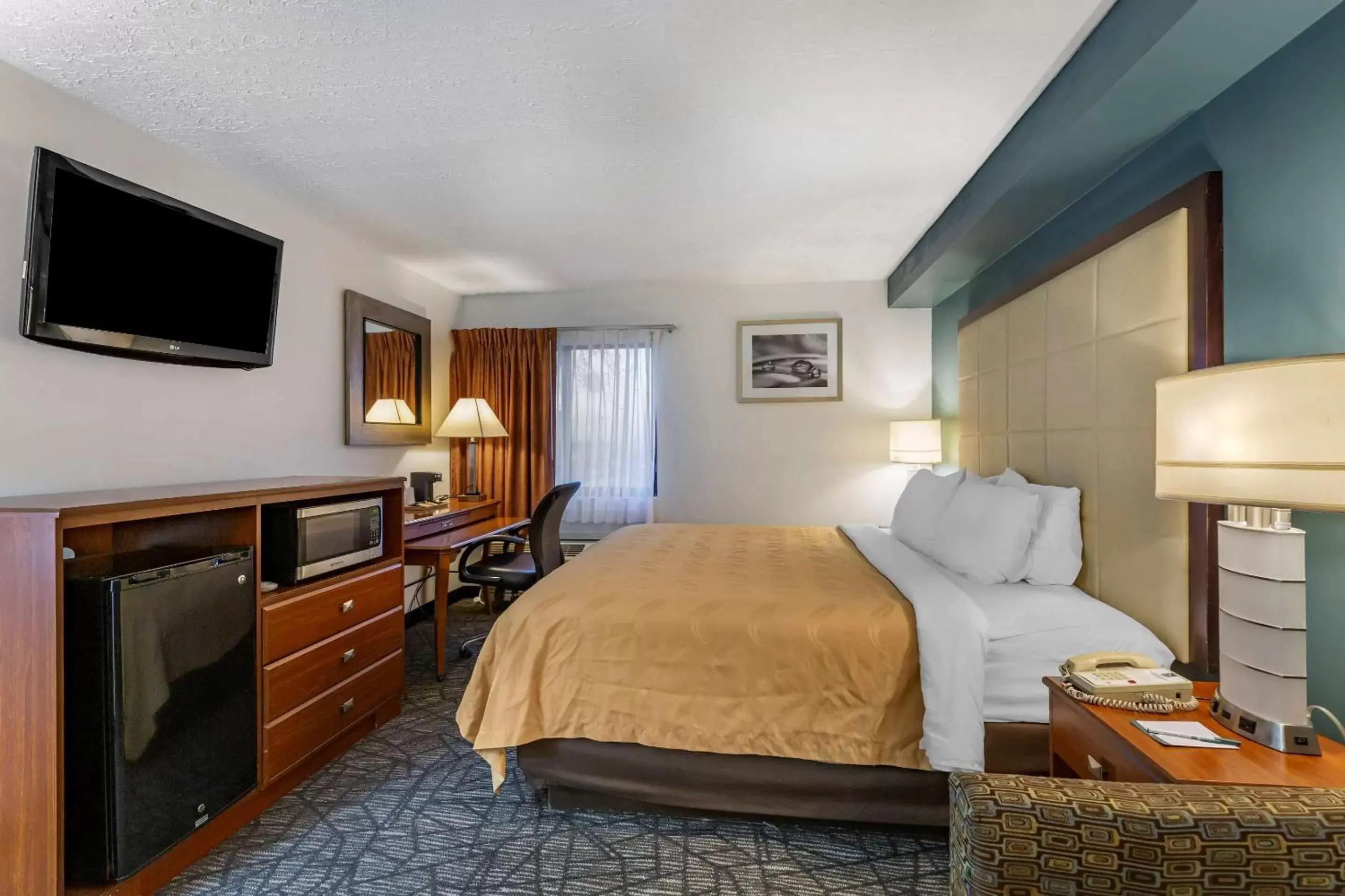 Bedroom, Bed in Quality Inn Austintown-Youngstown West