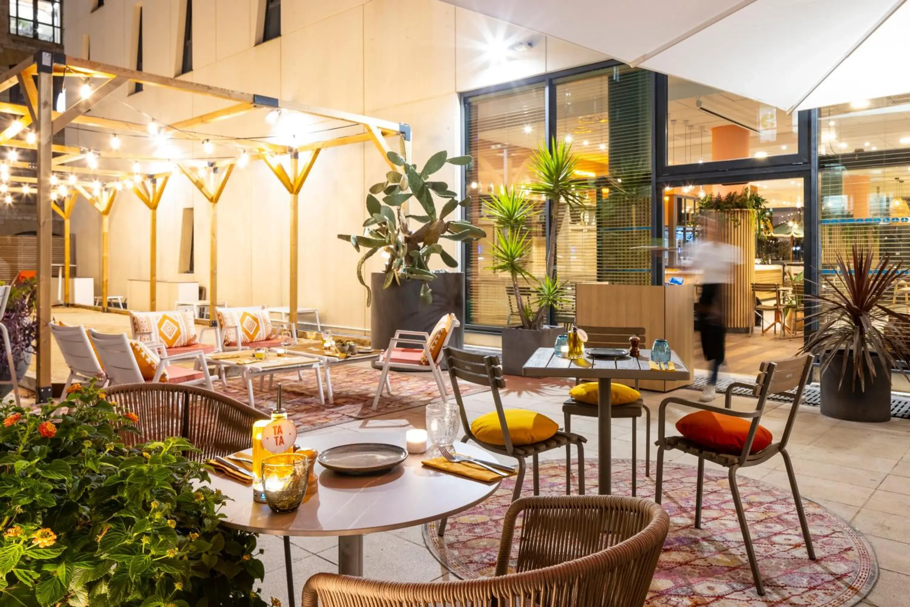 Patio, Restaurant/Places to Eat in ibis Marseille Centre Euromed