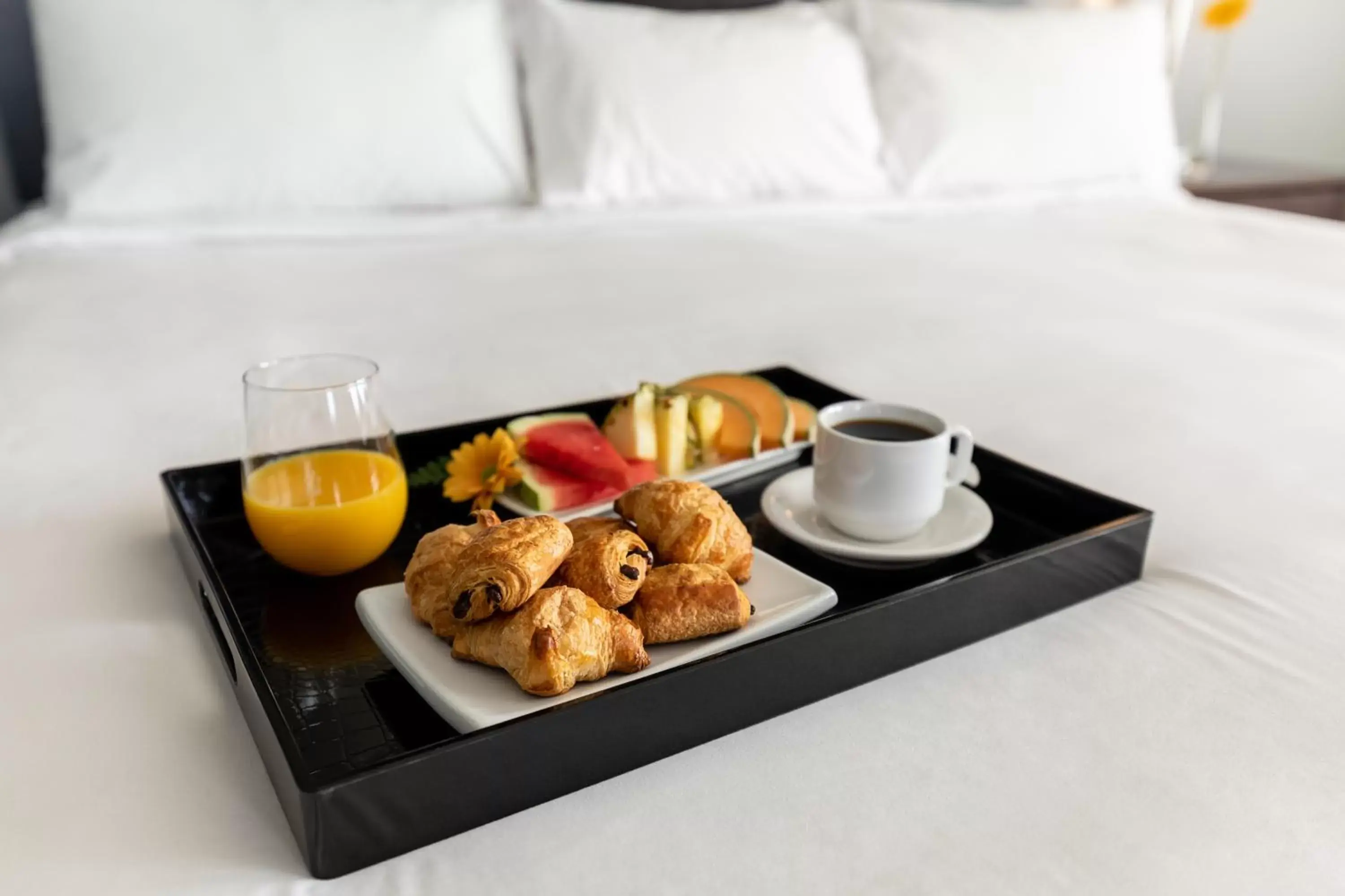 Breakfast in Imperia Hotel & Suites Saint-Eustache