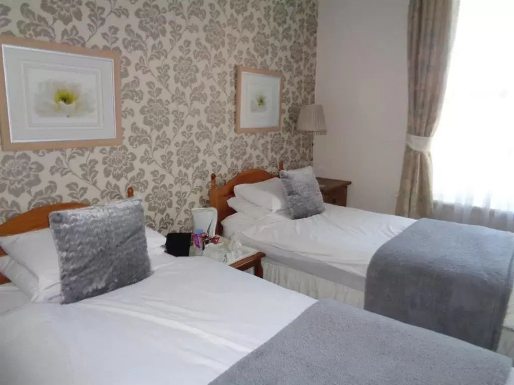 Twin Room with Private Bathroom in The Broadfield